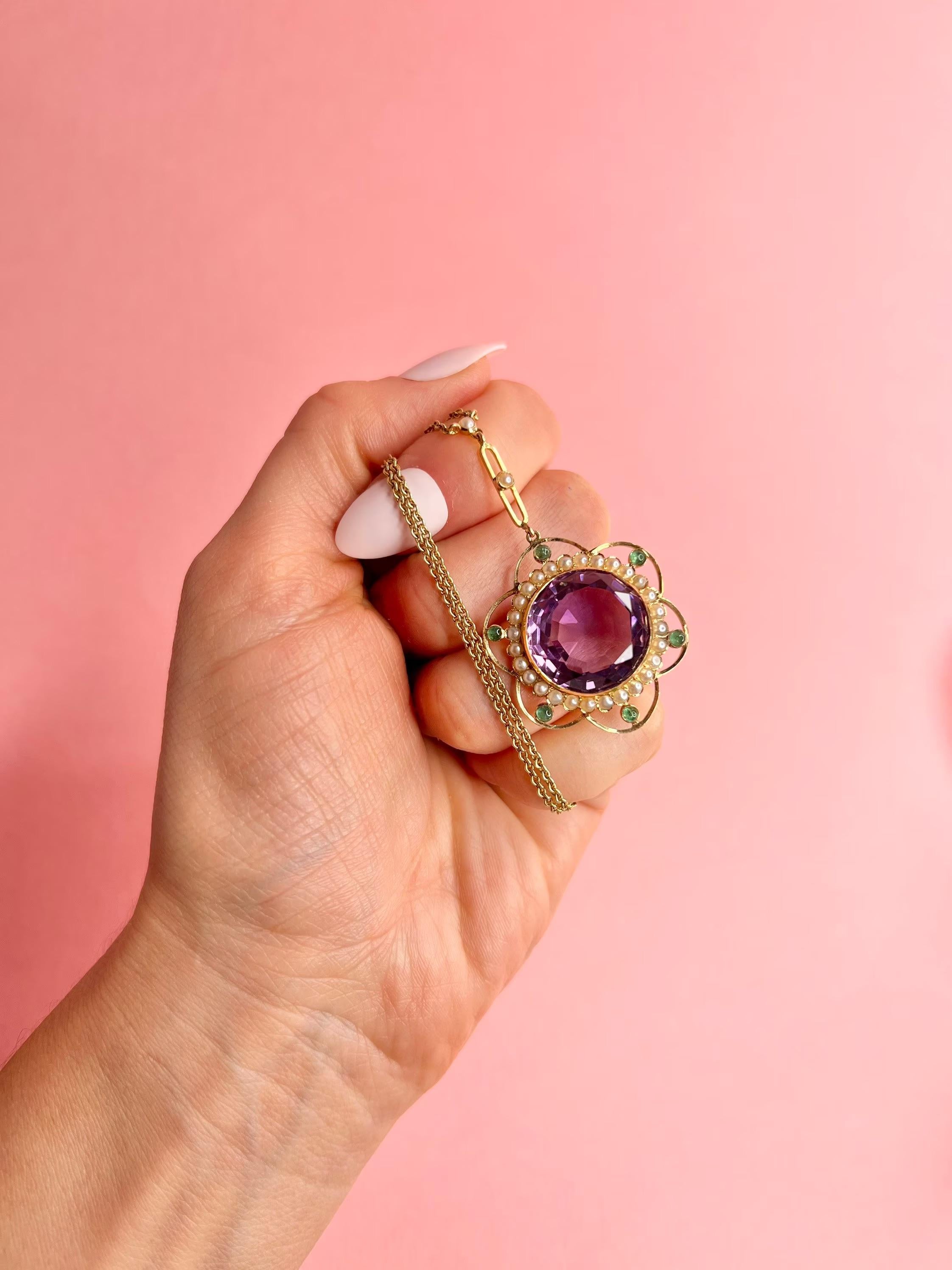Antiker Suffragetten-Anhänger 

15-Karat-Gold

Edwardianisch CIRCA 1900 

Ein absolut atemberaubendes Suffragetten-Stück, das in den traditionellen Suffragetten-Farben gehalten ist. 
Amethyst, Cabochon Smaragde & natürliche Samen Perlen schmücken