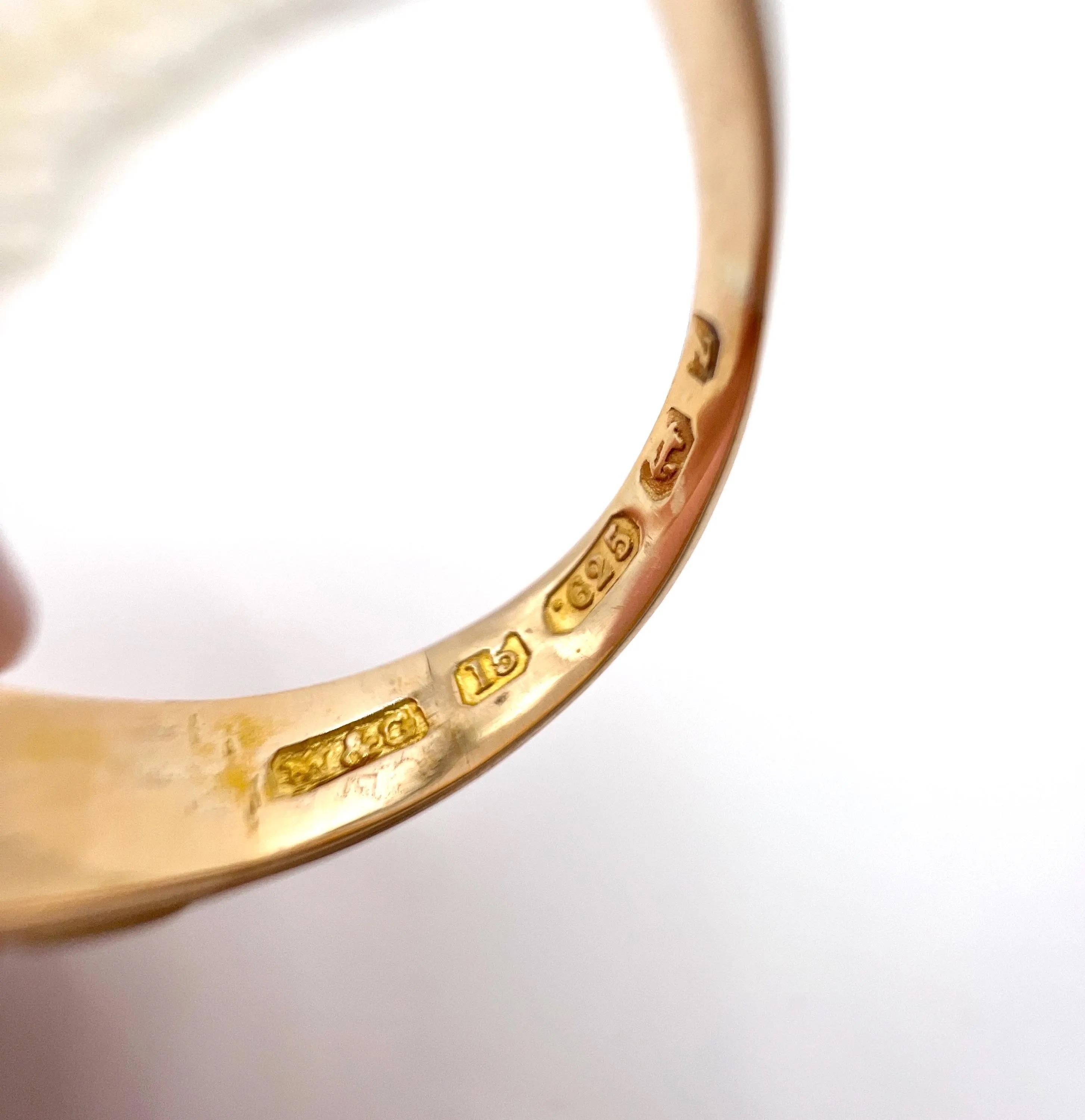Anello antico 

Oro 15k 

Marchio Birmingham 1924

Scopri l'eleganza di questo squisito anello a fascia gitano, realizzato in oro 15ct e con marchio completo di Birmingham del 1924. Questo pezzo notevole presenta una bellissima composizione di