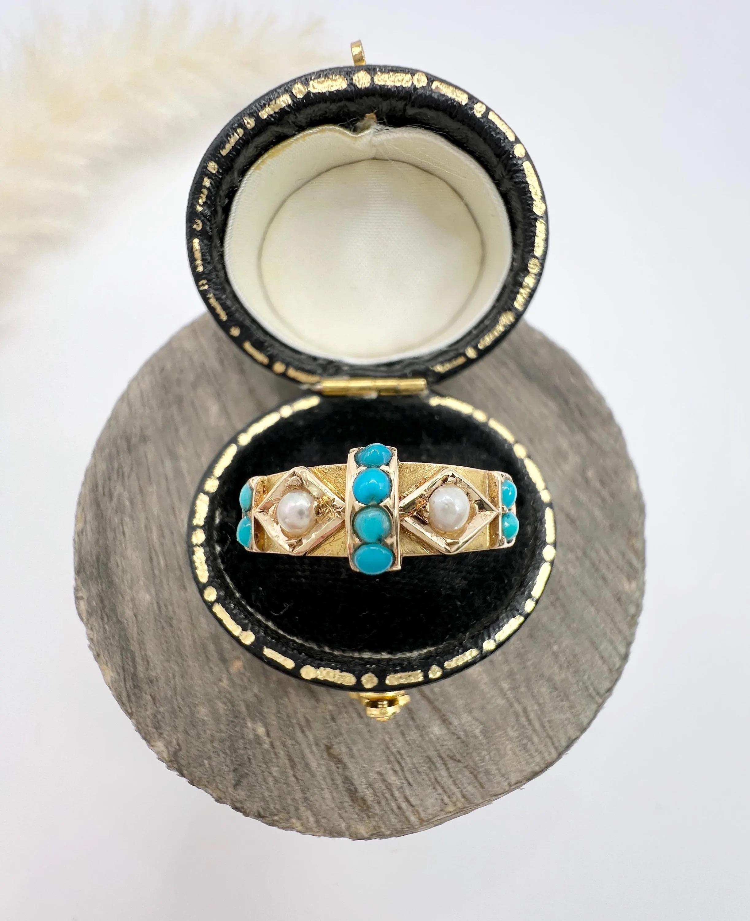Antico anello a fascia in oro 15ct, turchese e perle, con marchio Birmingham 1924 In condizioni buone in vendita a Brighton, GB