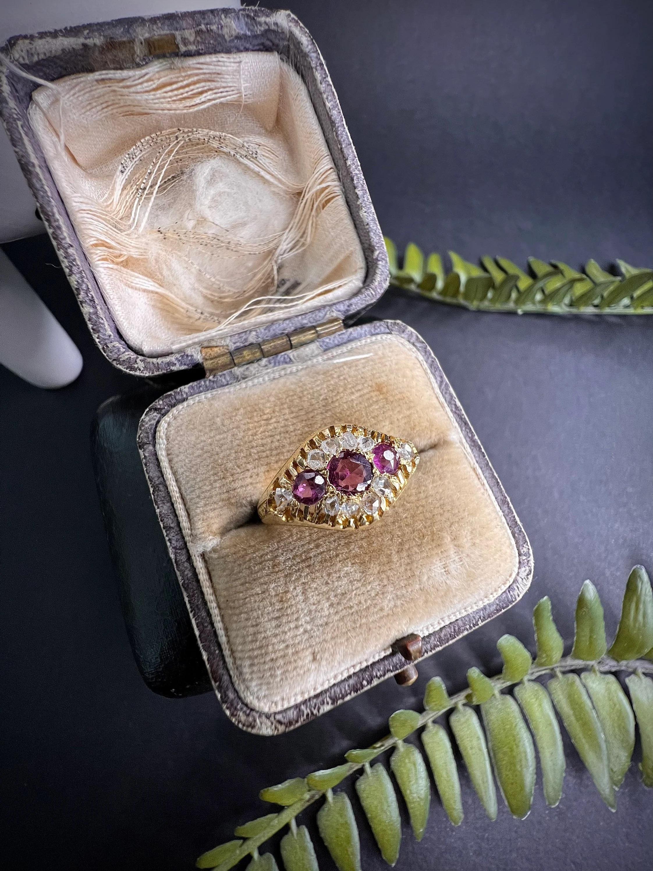 Victorien Bague victorienne ancienne en or 15 carats, grenat almandin et diamants en vente