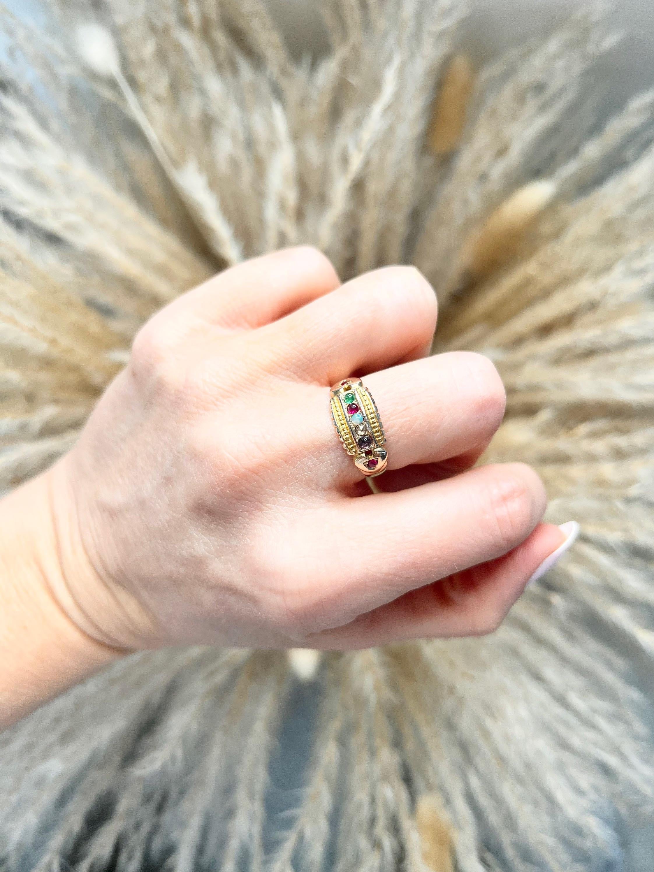 Antiker Adore Ring 

15-Karat-Gold 

CIRCA 1880

Akrostichon-Ringe wurden in der viktorianischen Zeit sehr beliebt. Der Adore-Ring ist eines der romantischen Geschenke, die typischerweise in der Anfangsphase einer Beziehung überreicht werden. Die