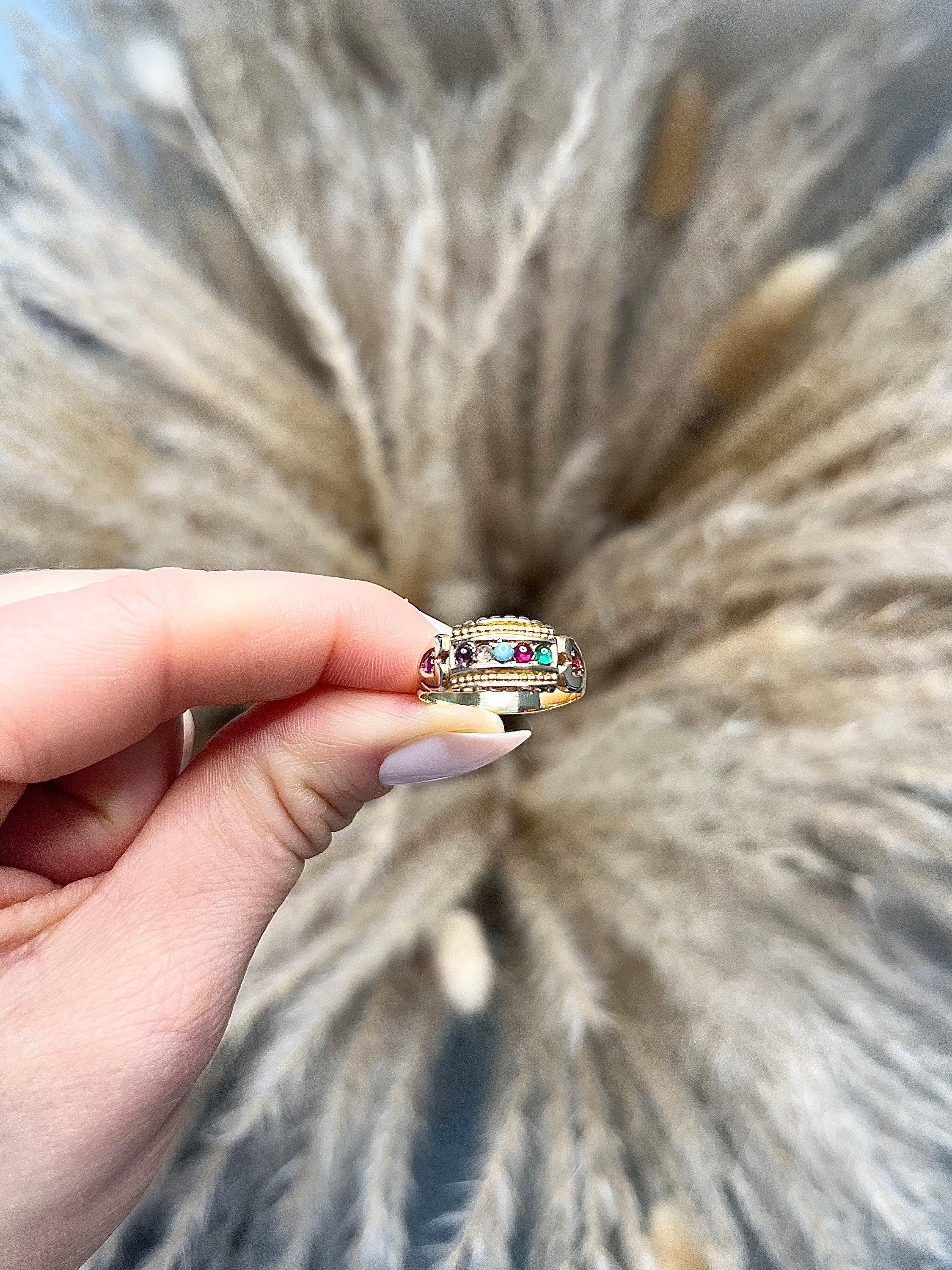 Antiker viktorianischer 15 Karat Gold viktorianischer Amethyst-Diamant-Opal-Rubin- und Smaragd-Acrostic-Ring (Viktorianisch) im Angebot