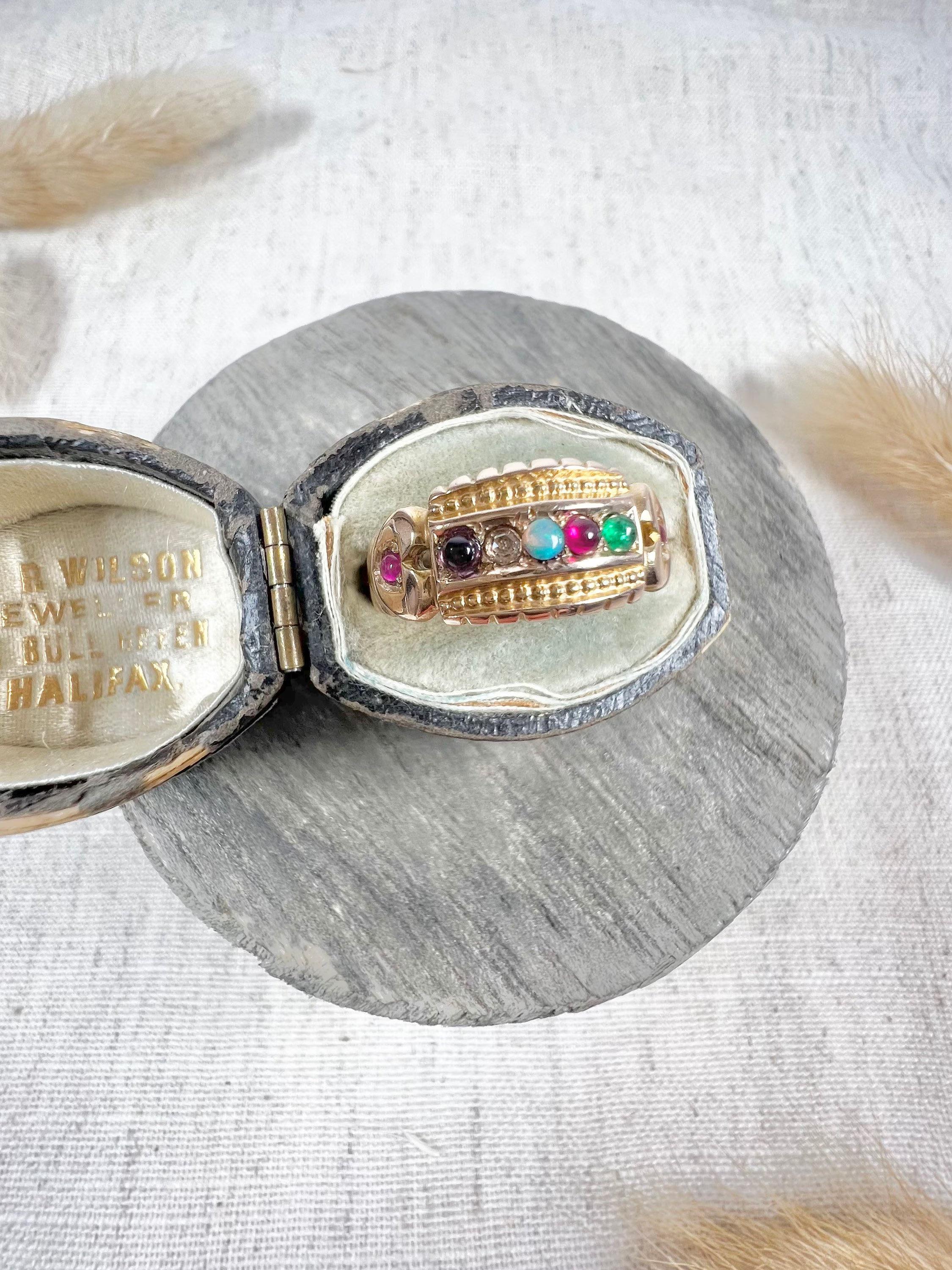 Antiker viktorianischer 15 Karat Gold viktorianischer Amethyst-Diamant-Opal-Rubin- und Smaragd-Acrostic-Ring (Rundschliff) im Angebot