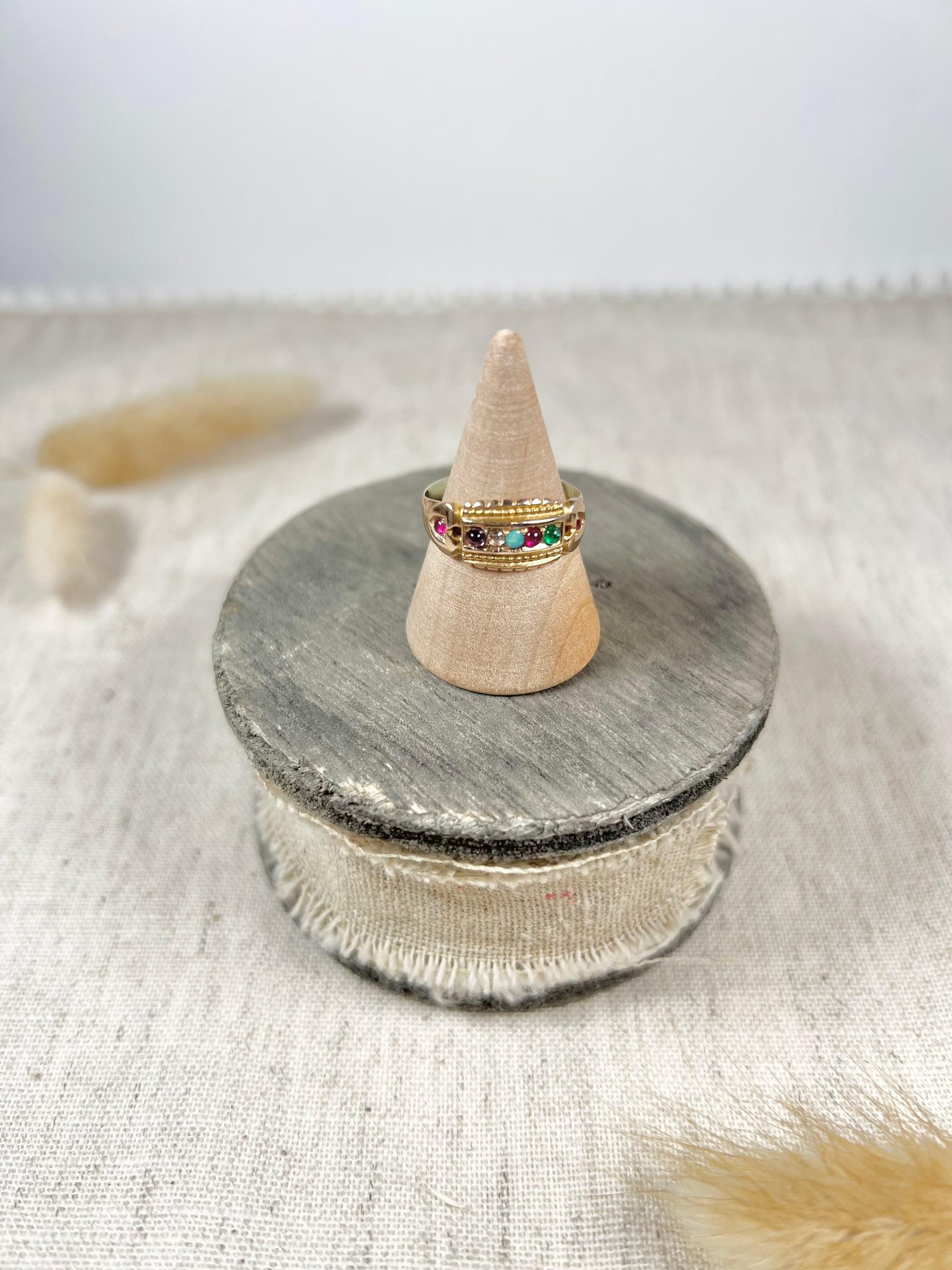 Antiker viktorianischer 15 Karat Gold viktorianischer Amethyst-Diamant-Opal-Rubin- und Smaragd-Acrostic-Ring für Damen oder Herren im Angebot