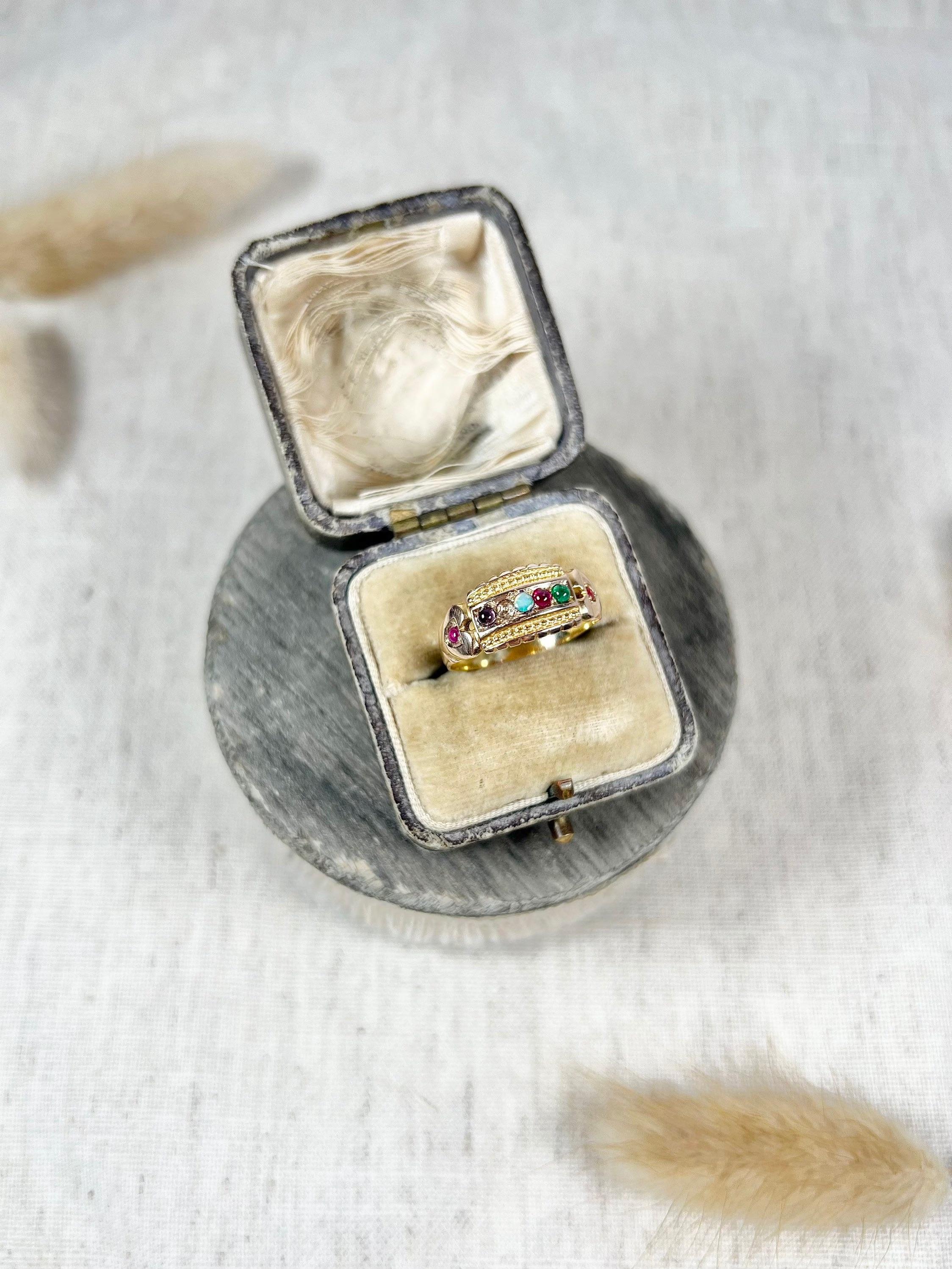 Antiker viktorianischer 15 Karat Gold viktorianischer Amethyst-Diamant-Opal-Rubin- und Smaragd-Acrostic-Ring im Angebot 1