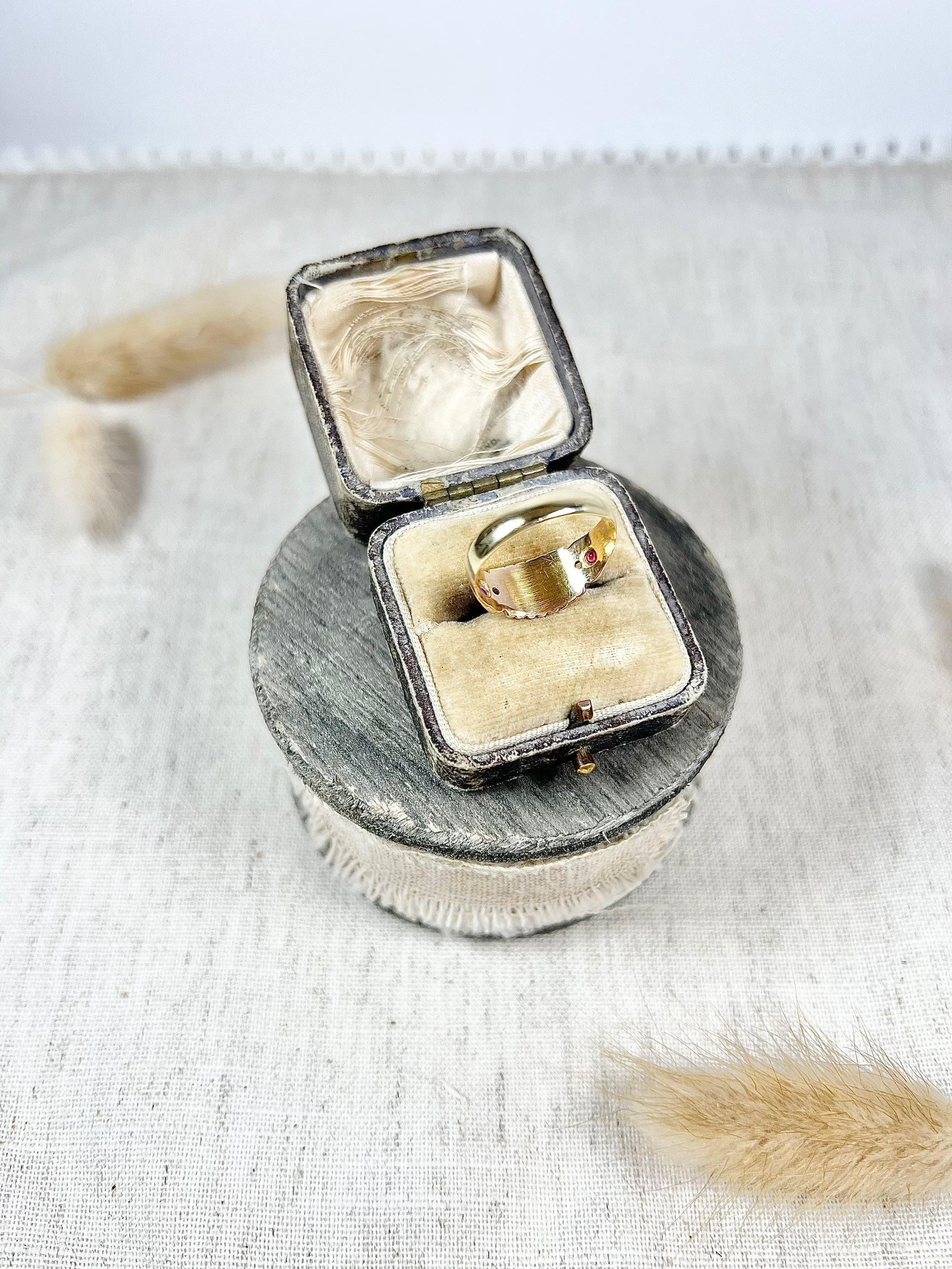 Antiker viktorianischer 15 Karat Gold viktorianischer Amethyst-Diamant-Opal-Rubin- und Smaragd-Acrostic-Ring im Angebot 2
