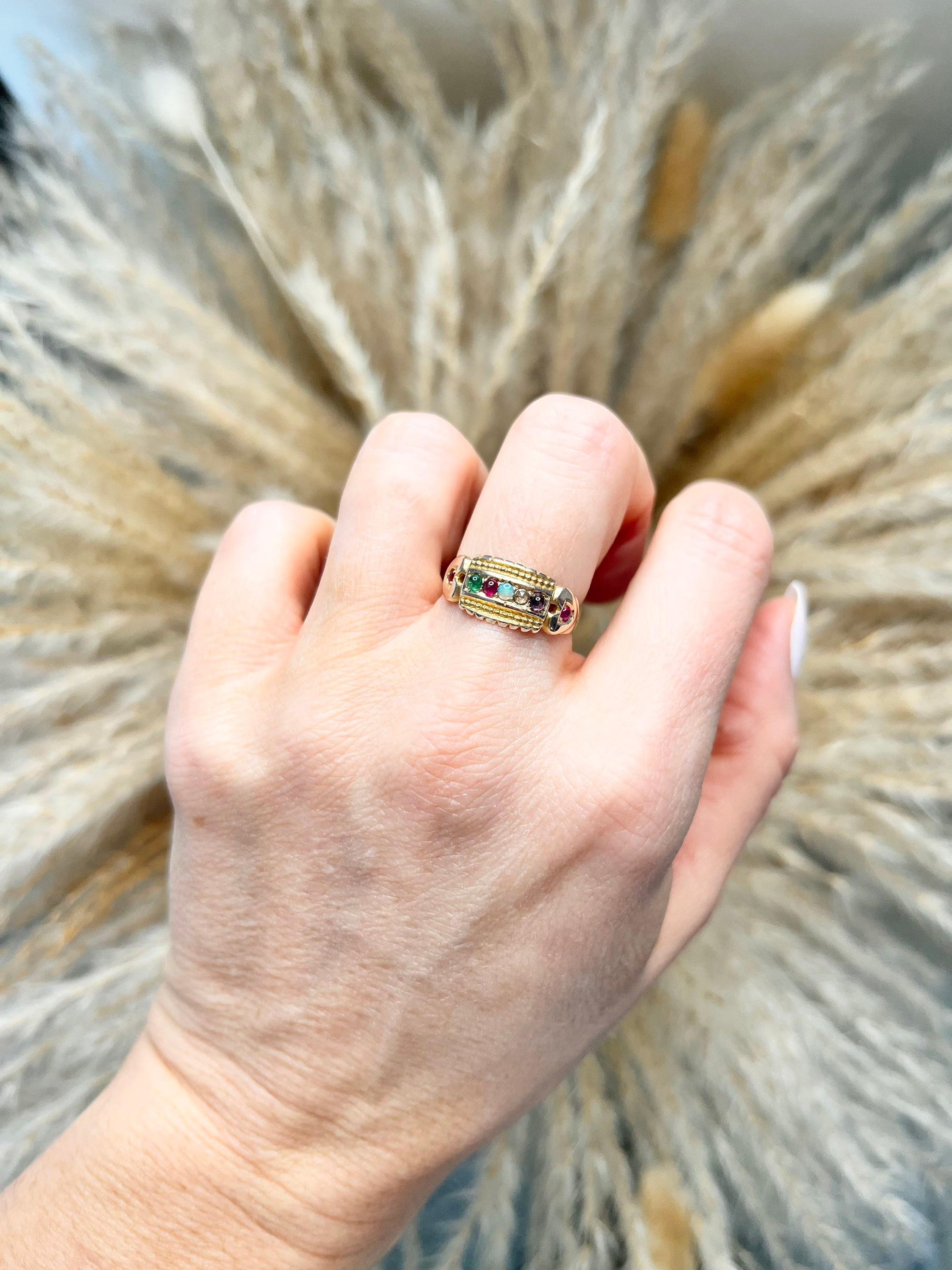 Antiker viktorianischer 15 Karat Gold viktorianischer Amethyst-Diamant-Opal-Rubin- und Smaragd-Acrostic-Ring im Angebot 3