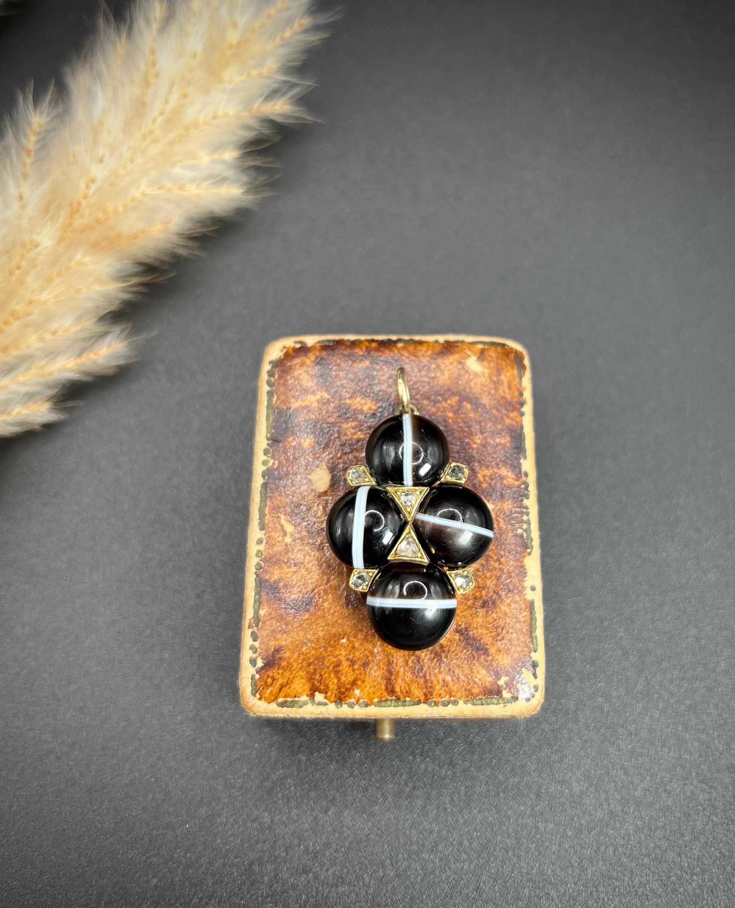 Antique 15ct Gold, Victorian Banded Agate & Rose Cut Diamond Locket Pendant In Good Condition For Sale In Brighton, GB