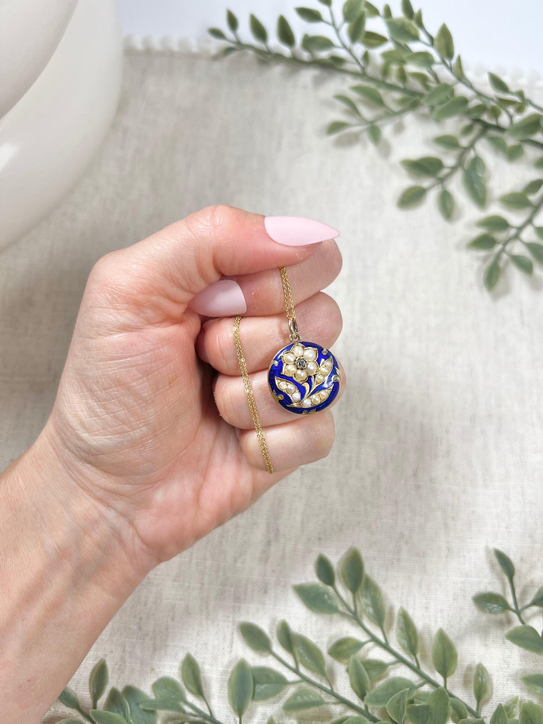 Antiker viktorianischer Medaillon-Blumenanhänger aus 15 Karat Gold mit blauer Emaille, Diamant und Perle im Angebot 5