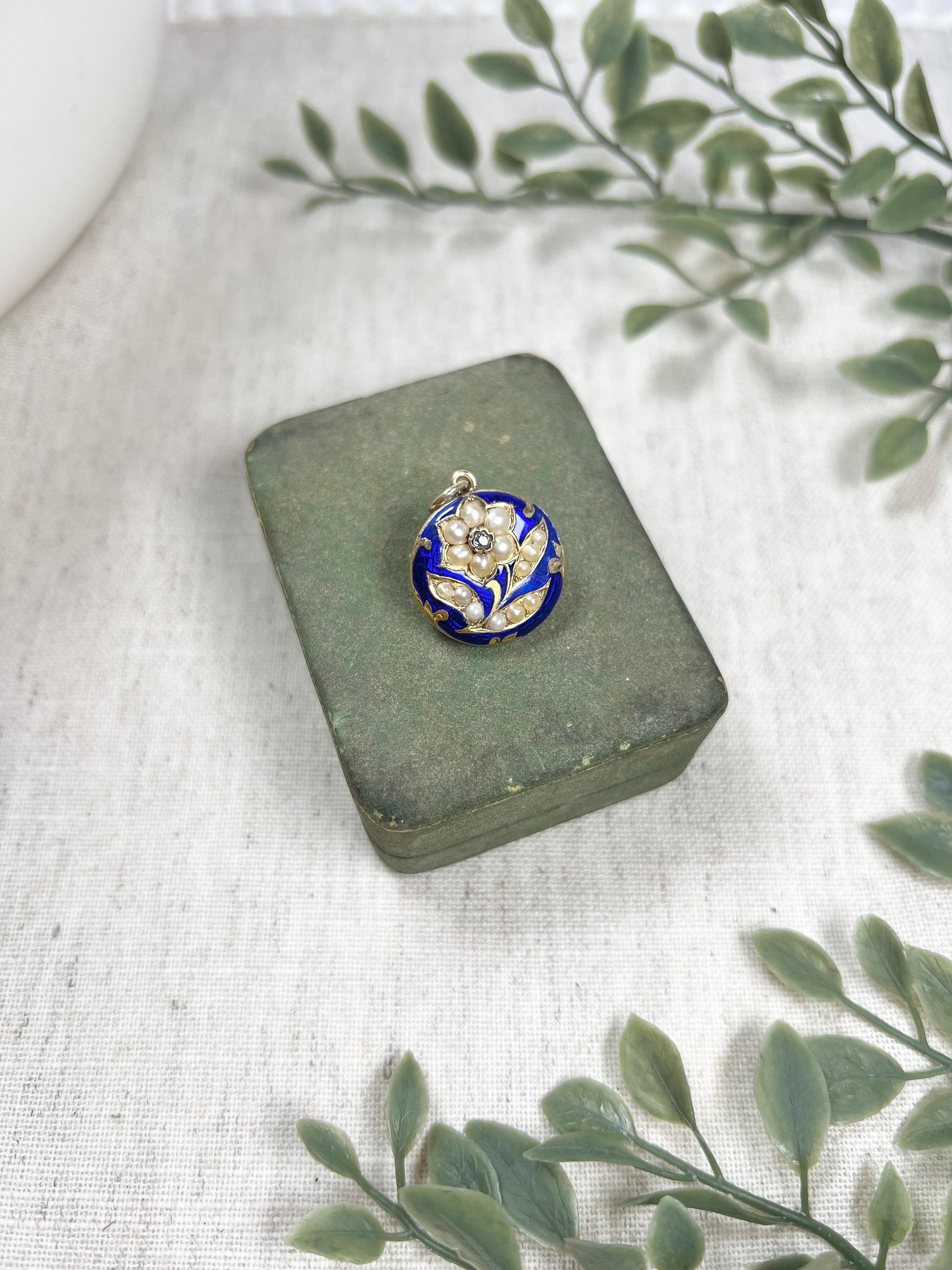 Antiker viktorianischer Medaillon-Blumenanhänger aus 15 Karat Gold mit blauer Emaille, Diamant und Perle im Angebot 1