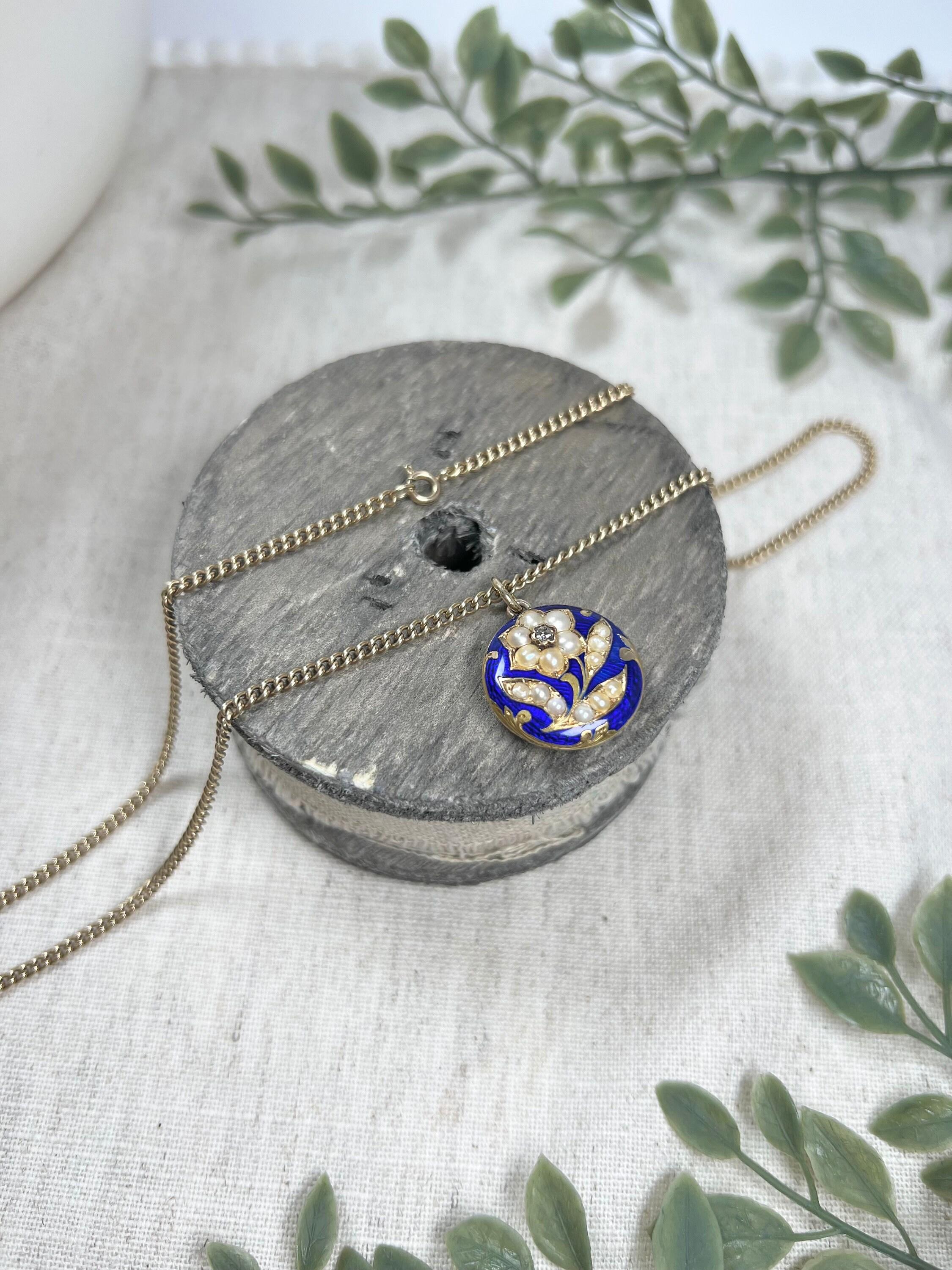 Antiker viktorianischer Medaillon-Blumenanhänger aus 15 Karat Gold mit blauer Emaille, Diamant und Perle im Angebot 3