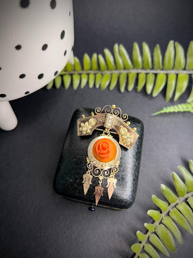 Broche-pendentif Victorien En Or 18K Avec Corail Rouge Et Perles - Sculpture Chérubin/chien/ange - Occasion