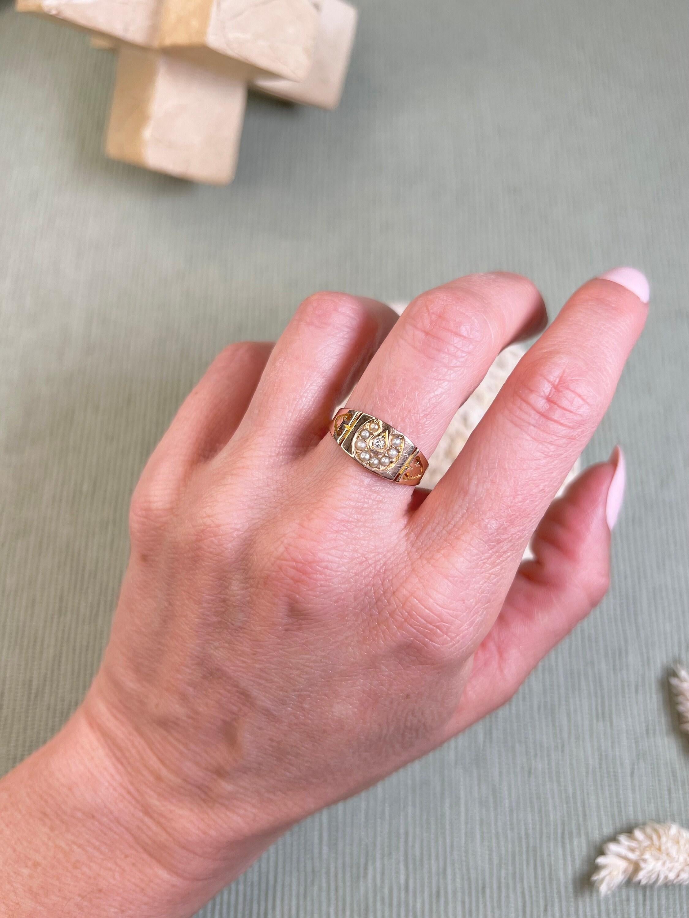 Antiker Hufeisenring 

15ct Gold gestempelt 

Gepunzt Chester 1885

Schöner, viktorianischer Ring im Bandstil. Mit hübschen, natürlichen Saatperlen in Hufeisenform und einem natürlichen Diamanten als Mittelstein. 
Der Ring hat hübsche, herzförmige,