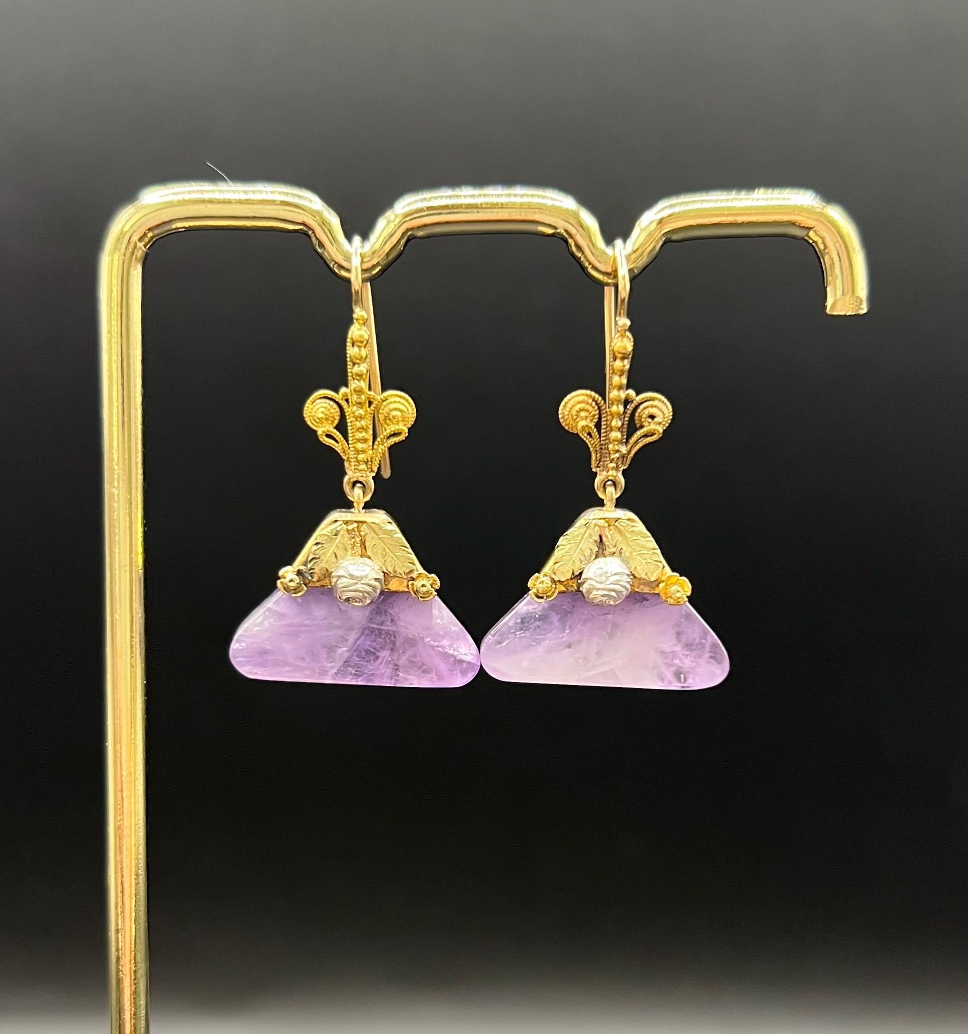 Boucles d'oreilles anciennes en or 15ct et améthyste triangulaire de l'époque victorienne en vente 4