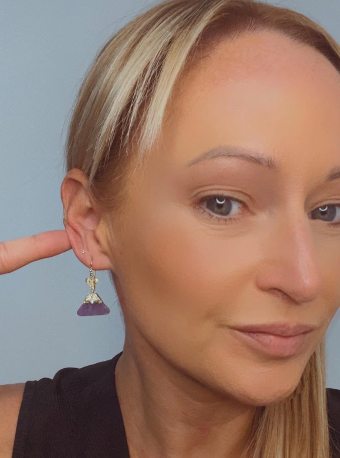 Victorien Boucles d'oreilles anciennes en or 15ct et améthyste triangulaire de l'époque victorienne en vente