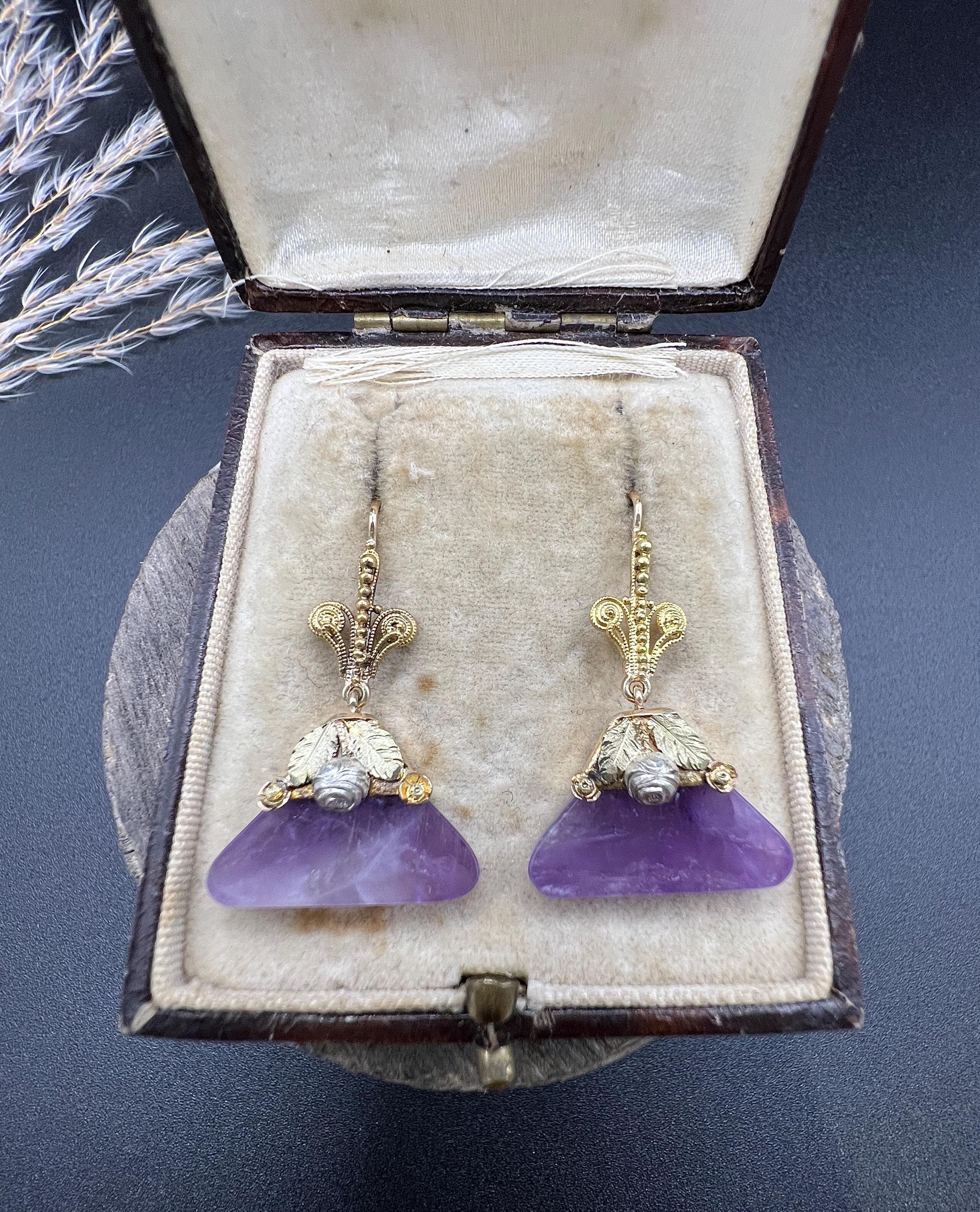 Boucles d'oreilles anciennes en or 15ct et améthyste triangulaire de l'époque victorienne Bon état - En vente à Brighton, GB