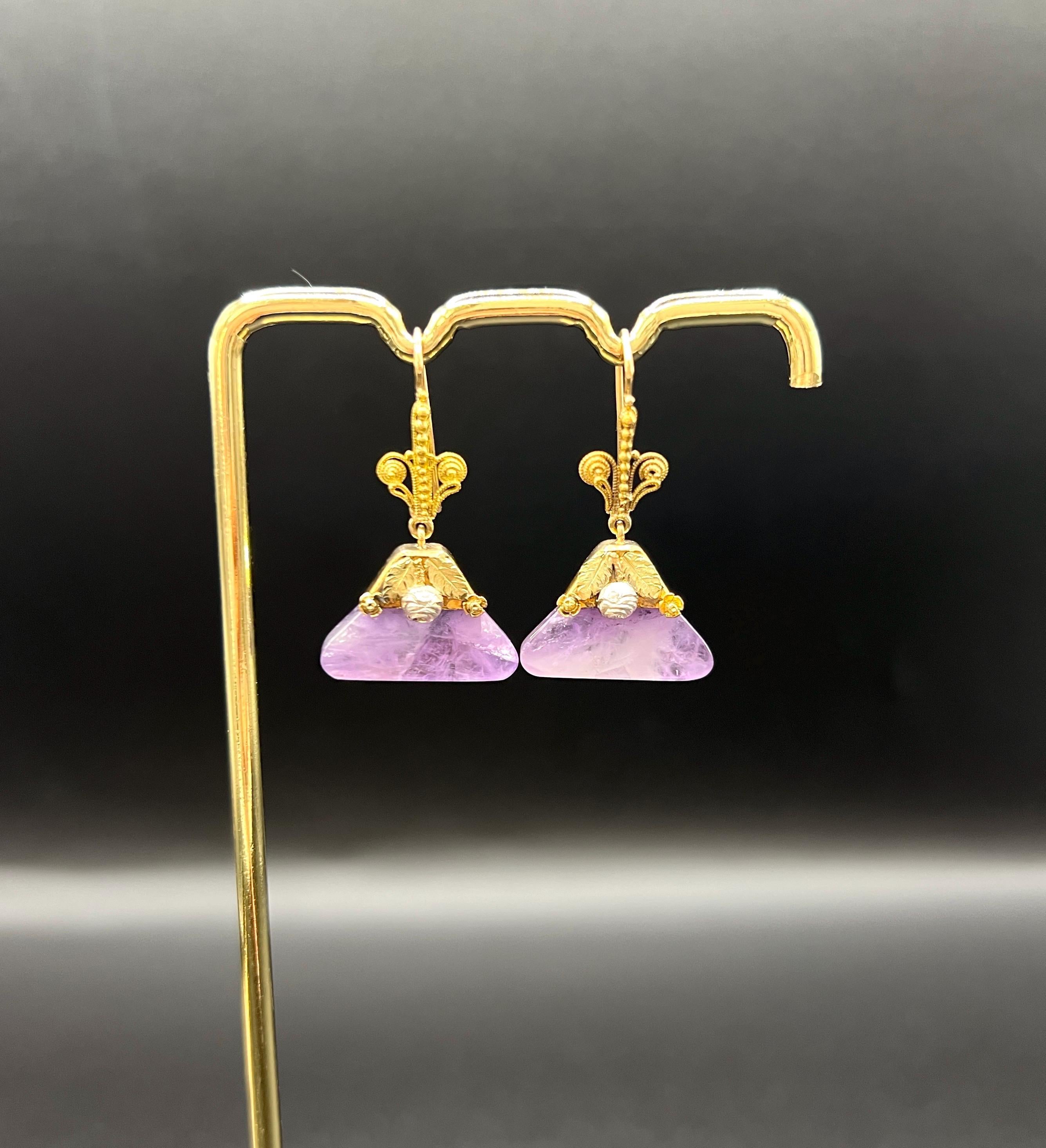 Boucles d'oreilles anciennes en or 15ct et améthyste triangulaire de l'époque victorienne en vente 1