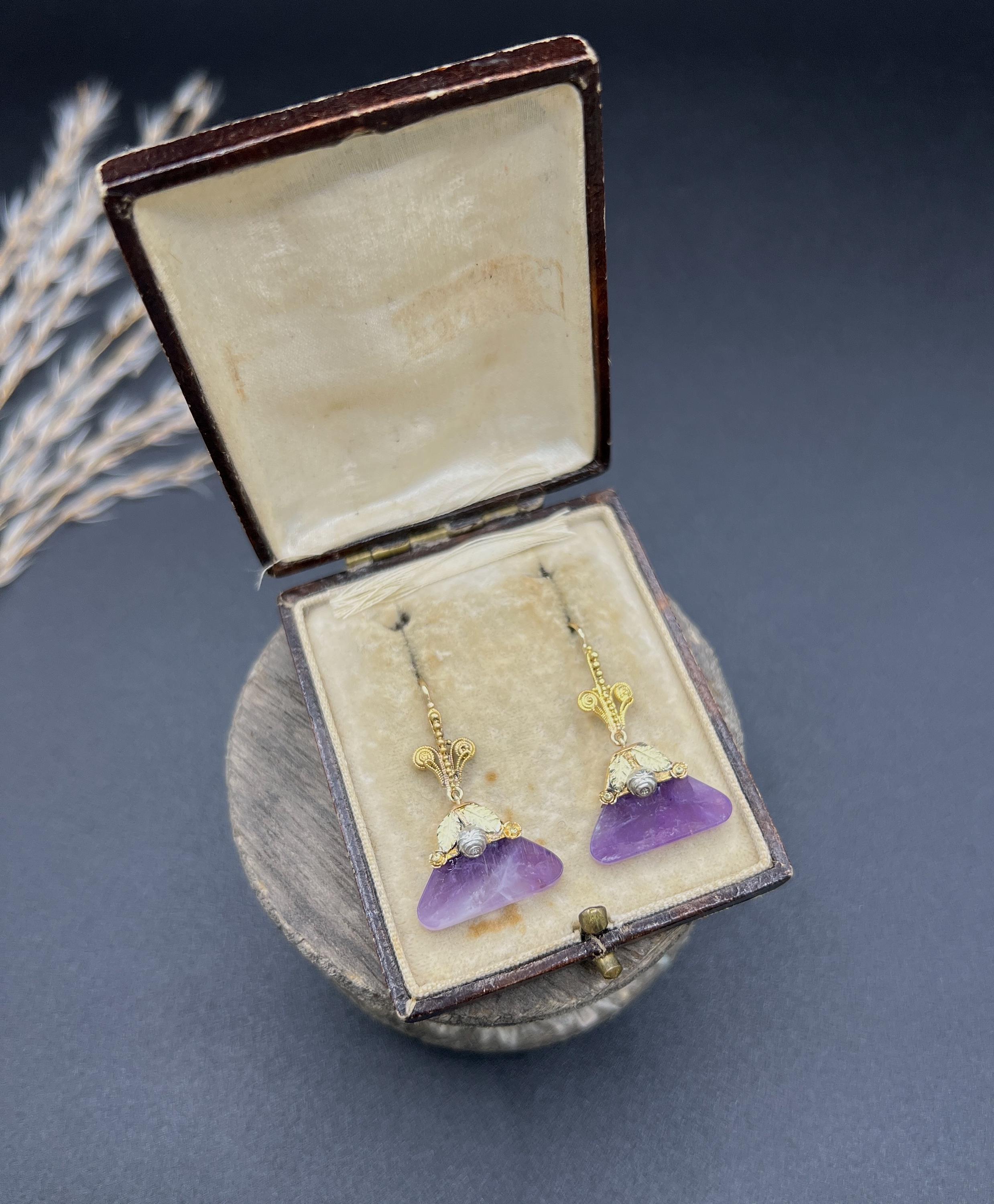 Boucles d'oreilles anciennes en or 15ct et améthyste triangulaire de l'époque victorienne en vente 2