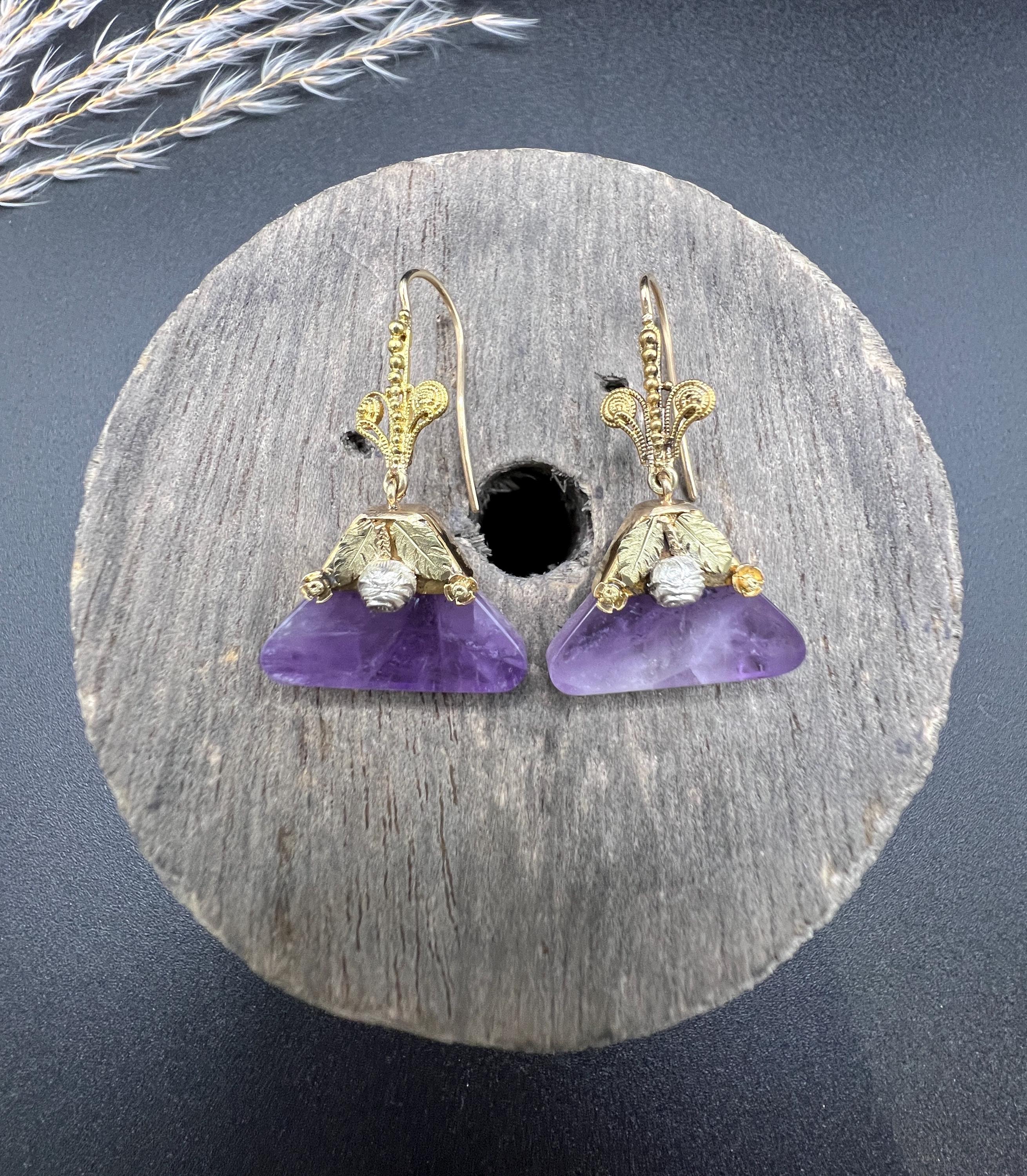 Boucles d'oreilles anciennes en or 15ct et améthyste triangulaire de l'époque victorienne en vente 3