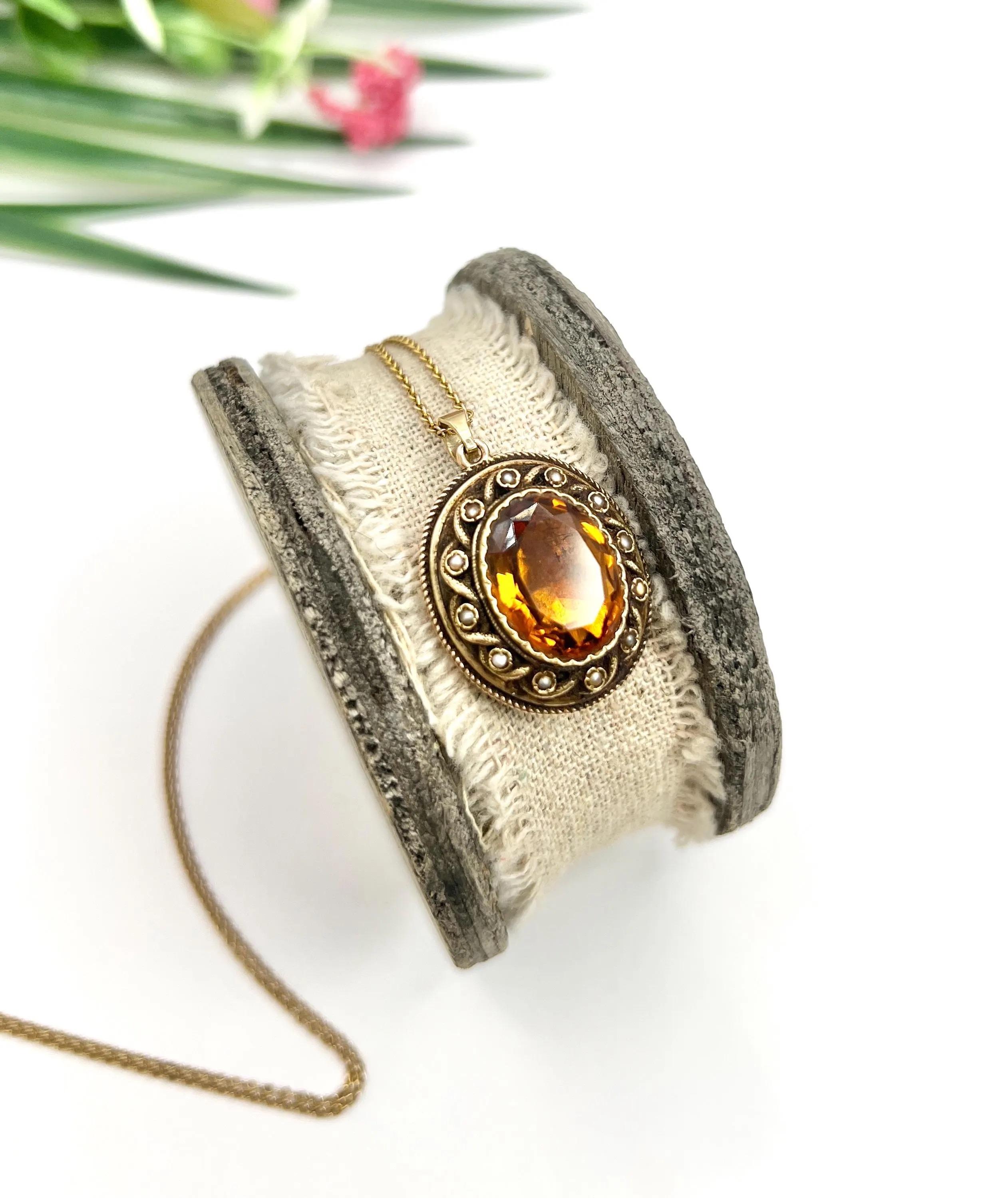 Antique 15ct Gold, Victorian Fancy Citrine & Seed Pearl Oval Shaped Locket In Good Condition For Sale In Brighton, GB