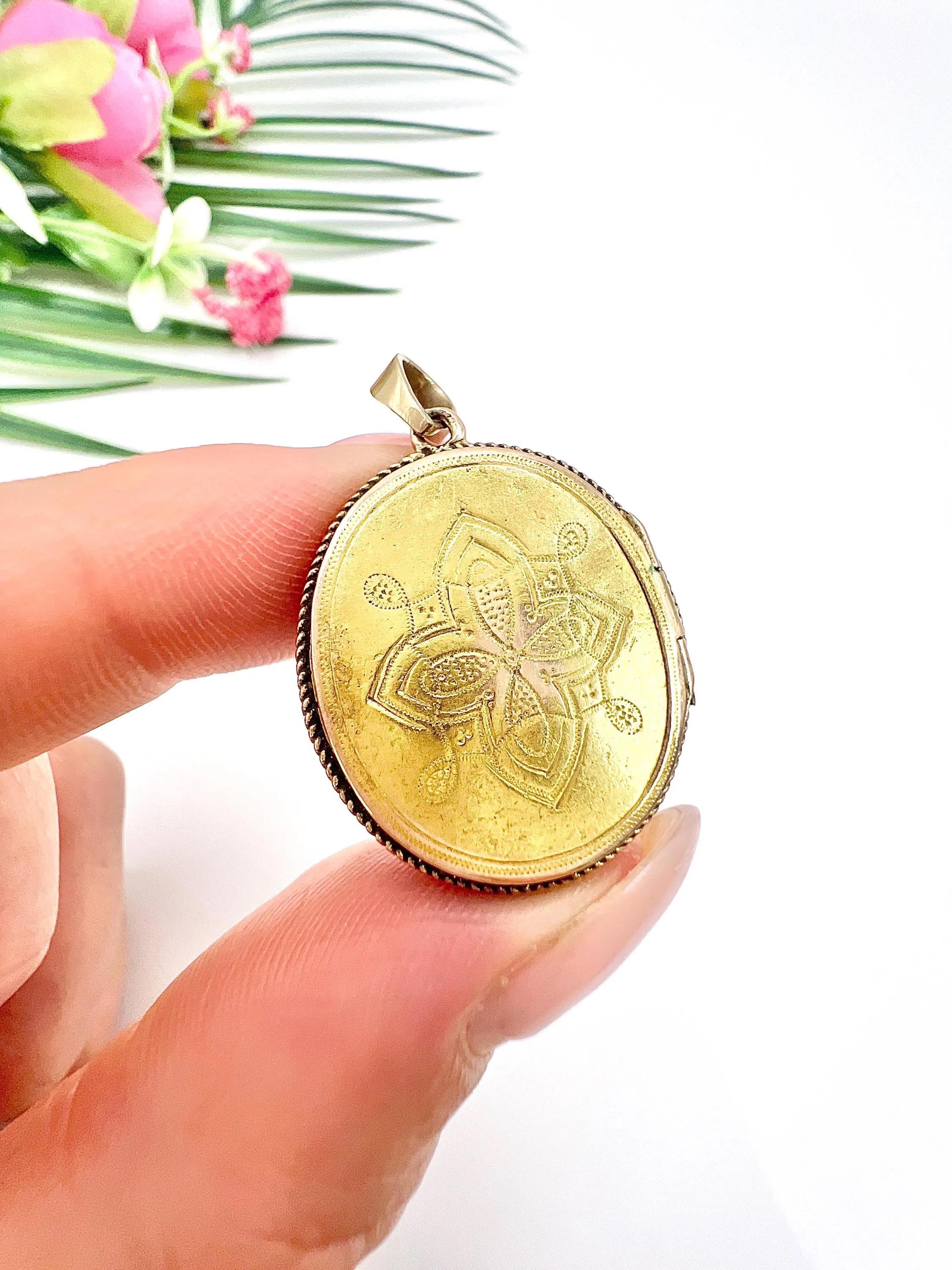 Antique 15ct Gold, Victorian Fancy Citrine & Seed Pearl Oval Shaped Locket For Sale 1