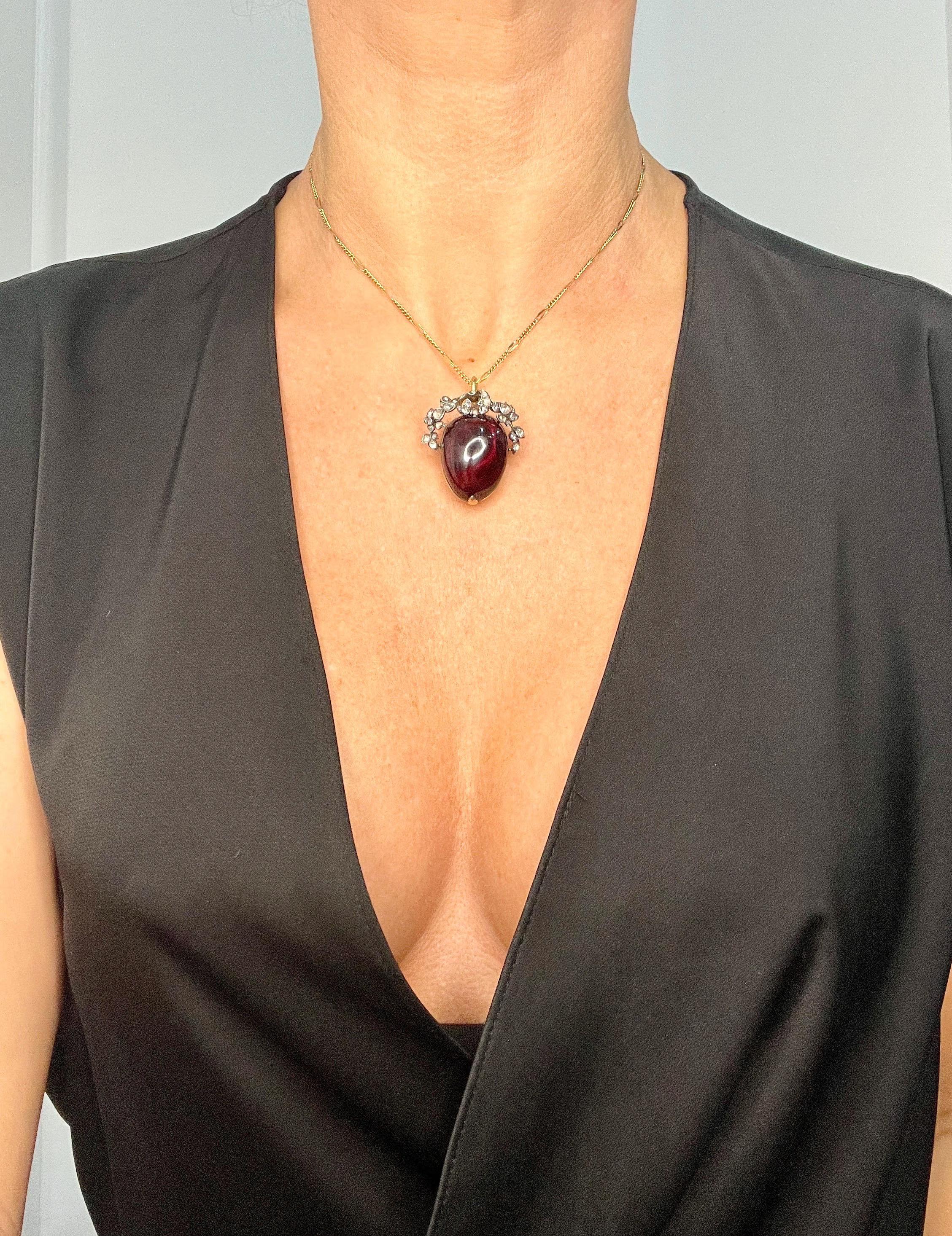 Antiker Granat-Anhänger 

15-Karat-Gold

CIRCA 1860

* Die Kette ist separat erhältlich 

Treten Sie ein in die Welt der Eleganz mit diesem exquisiten frühviktorianischen Anhänger, der fachmännisch aus 15 Karat Gold gefertigt ist. Dieses