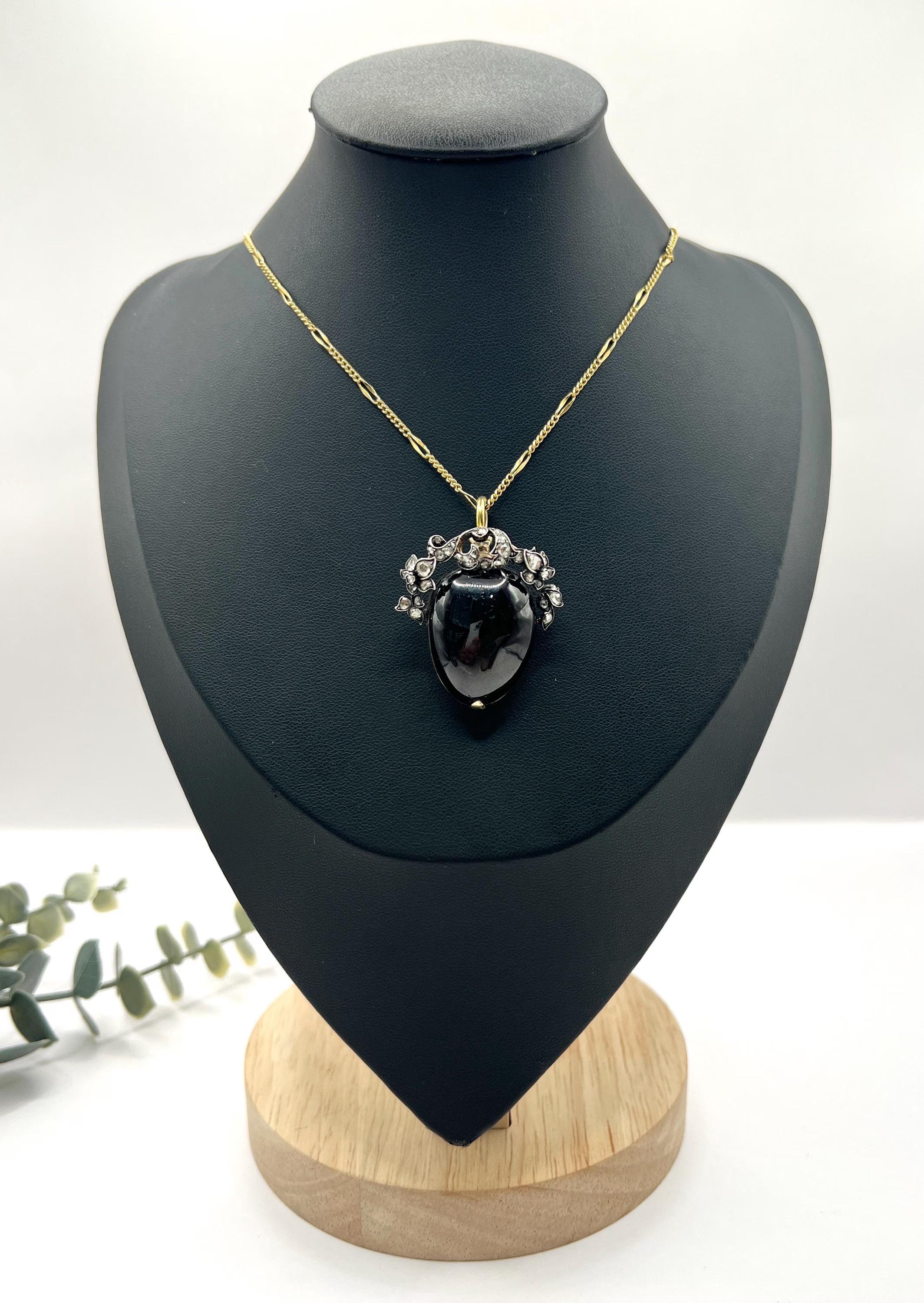 Antiker viktorianischer Granat-Anhänger aus 15-karätigem Gold, mit floraler Diamantfassung (Cabochon) im Angebot