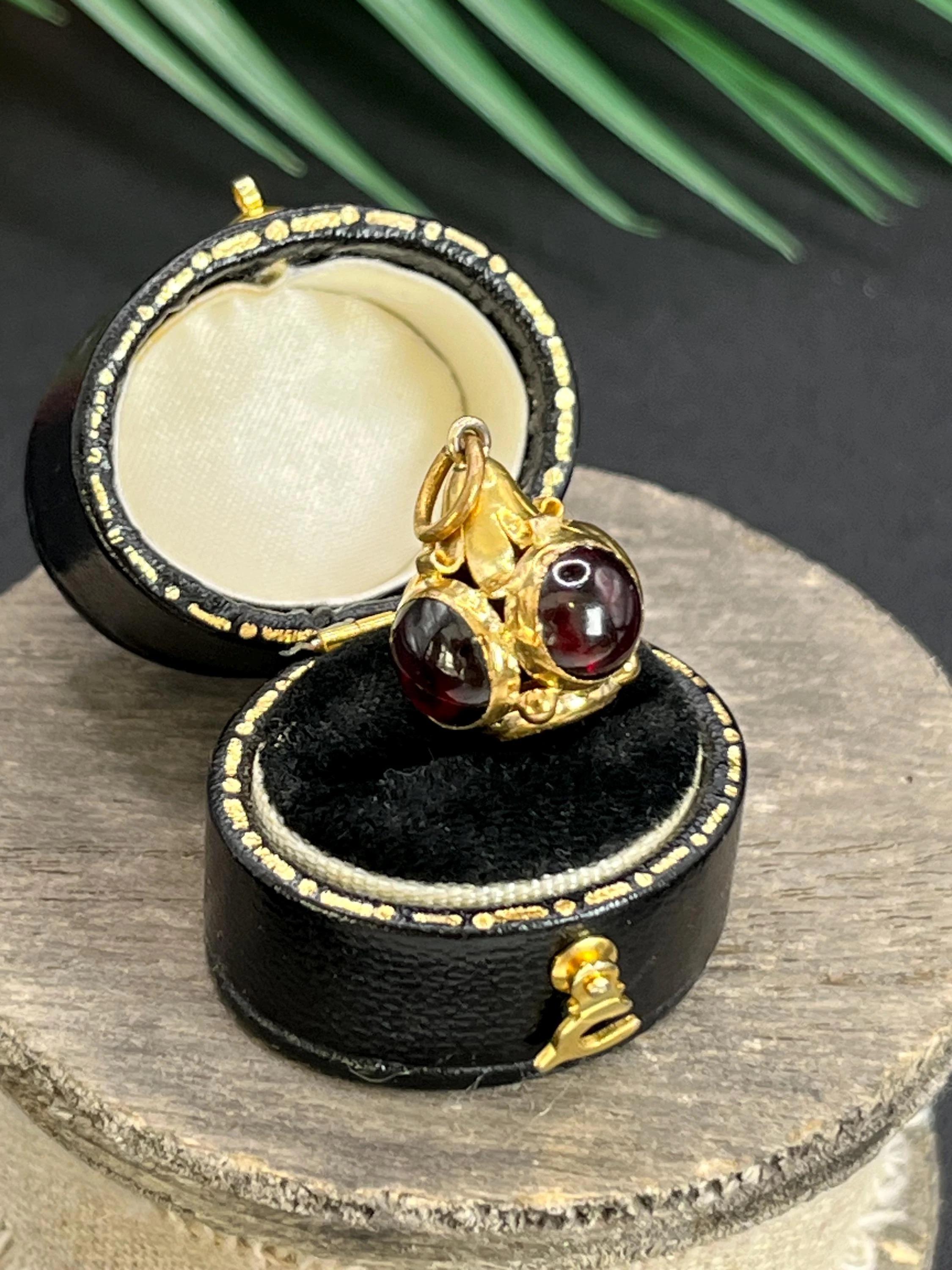 Antiguo Colgante Orbe de Granate Victoriano de Oro de 15 ct en venta 5