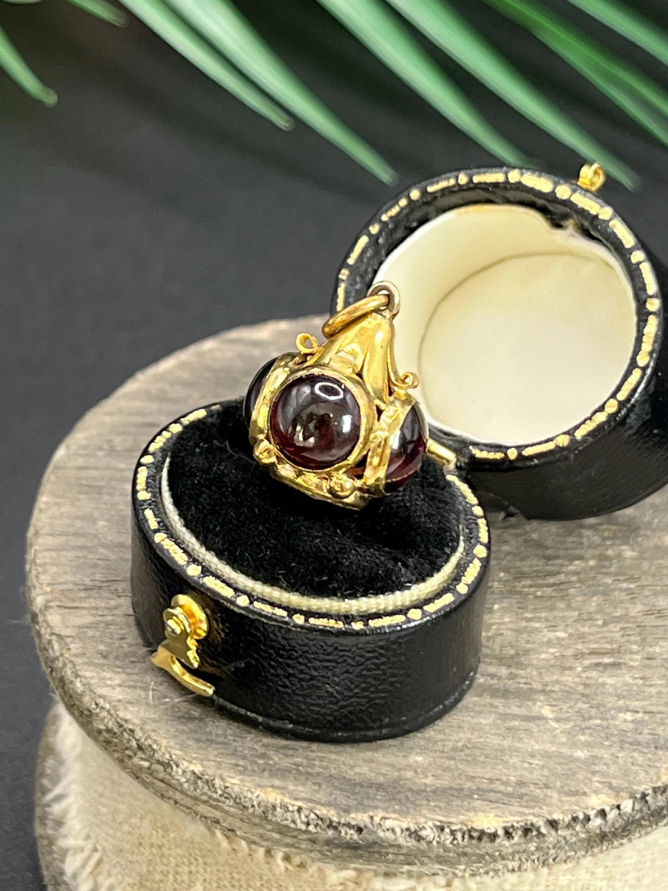 Antiguo Colgante Orbe de Granate Victoriano de Oro de 15 ct en venta 6