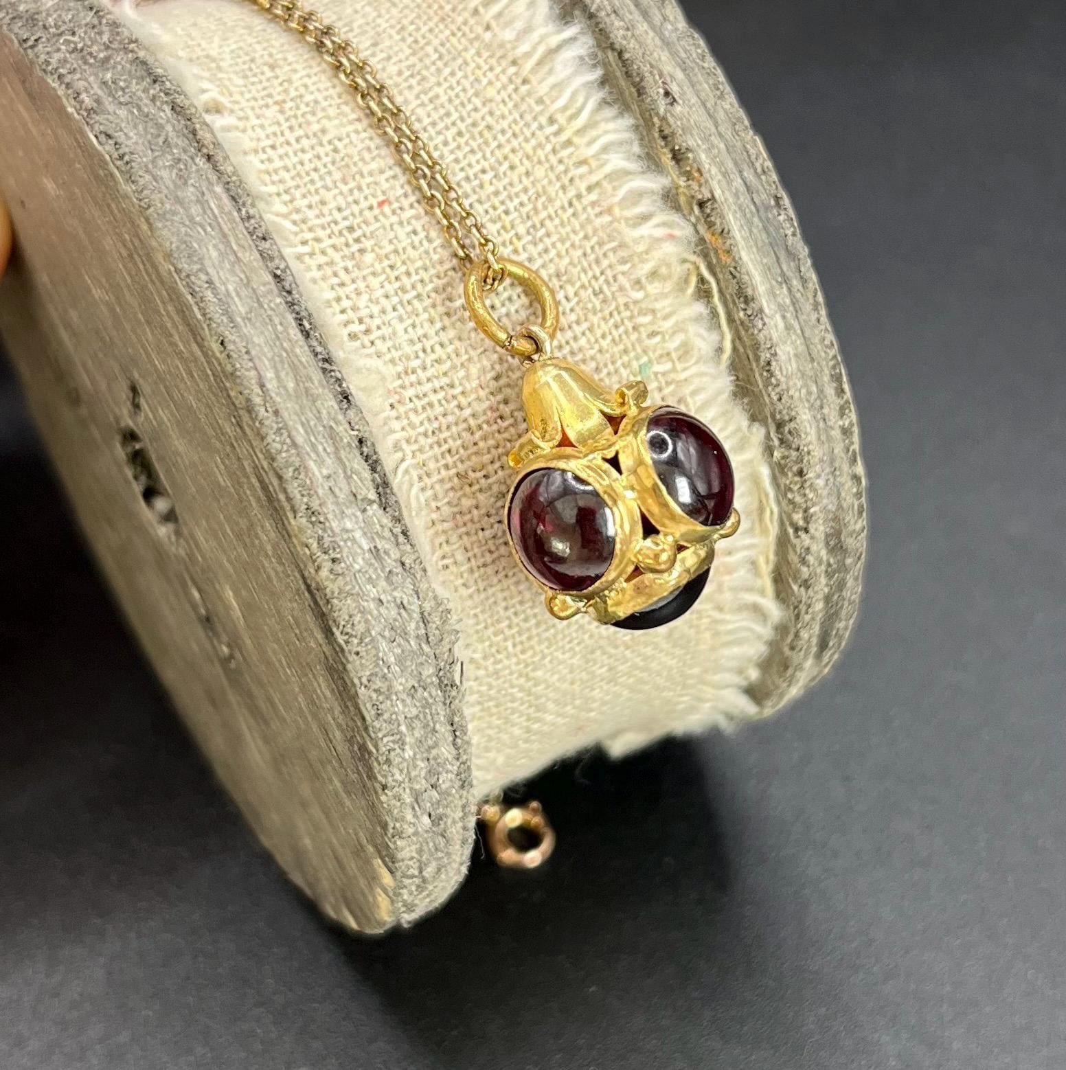 Antiguo Colgante Orbe de Granate Victoriano de Oro de 15 ct Cabujón en venta