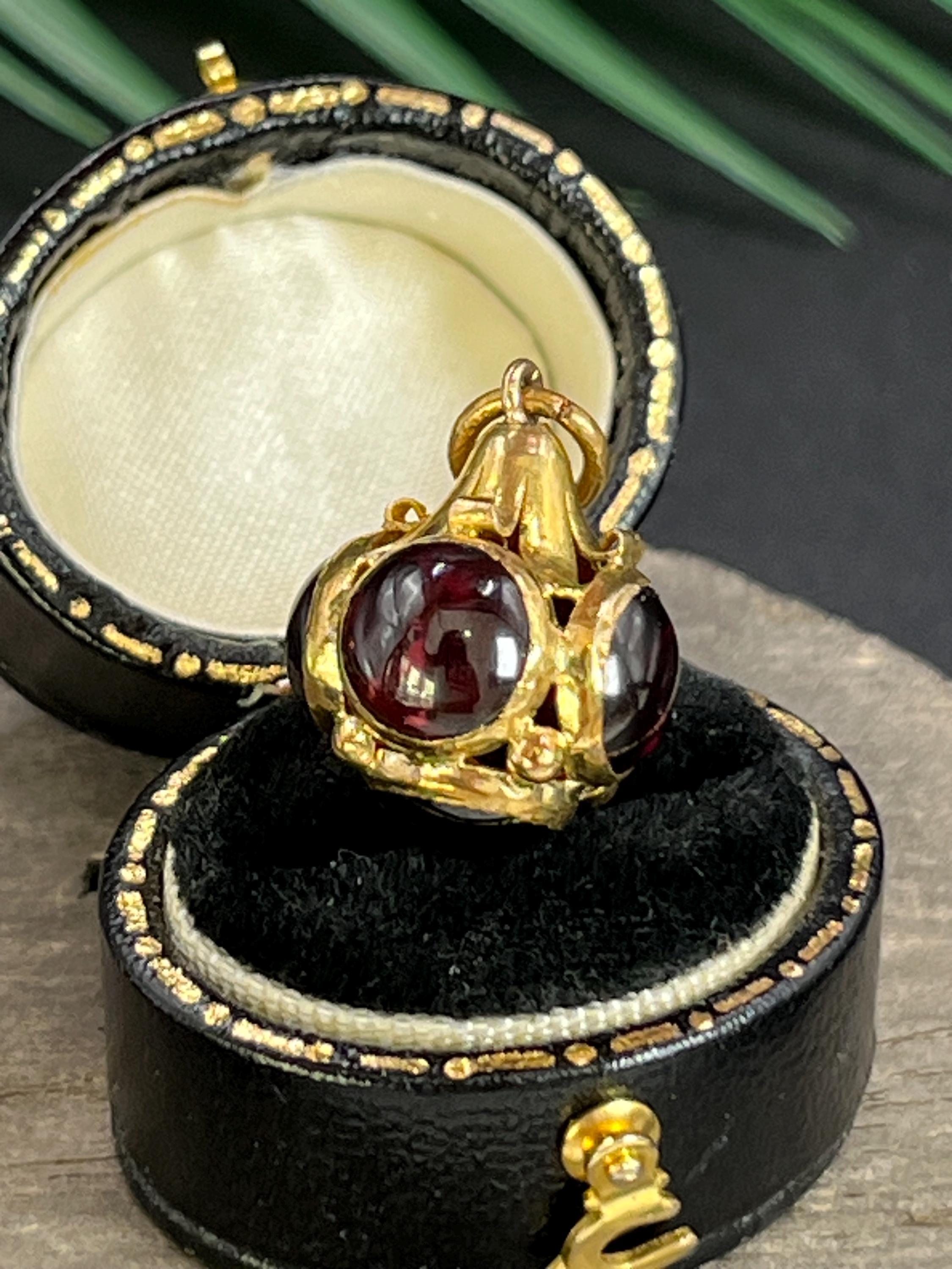 Antiguo Colgante Orbe de Granate Victoriano de Oro de 15 ct en Bueno estado para la venta en Brighton, GB