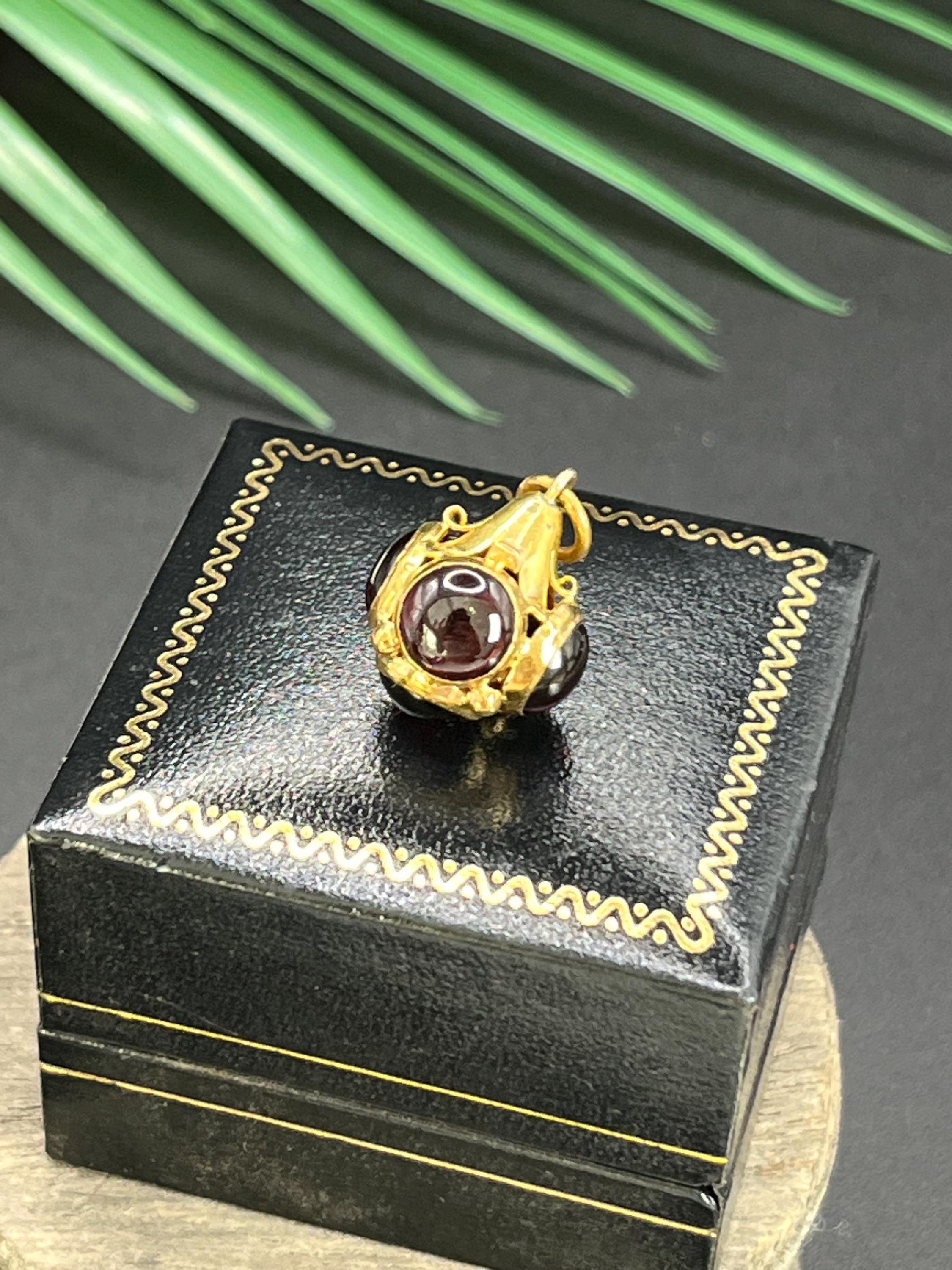 Femenino o masculino Antiguo Colgante Orbe de Granate Victoriano de Oro de 15 ct en venta