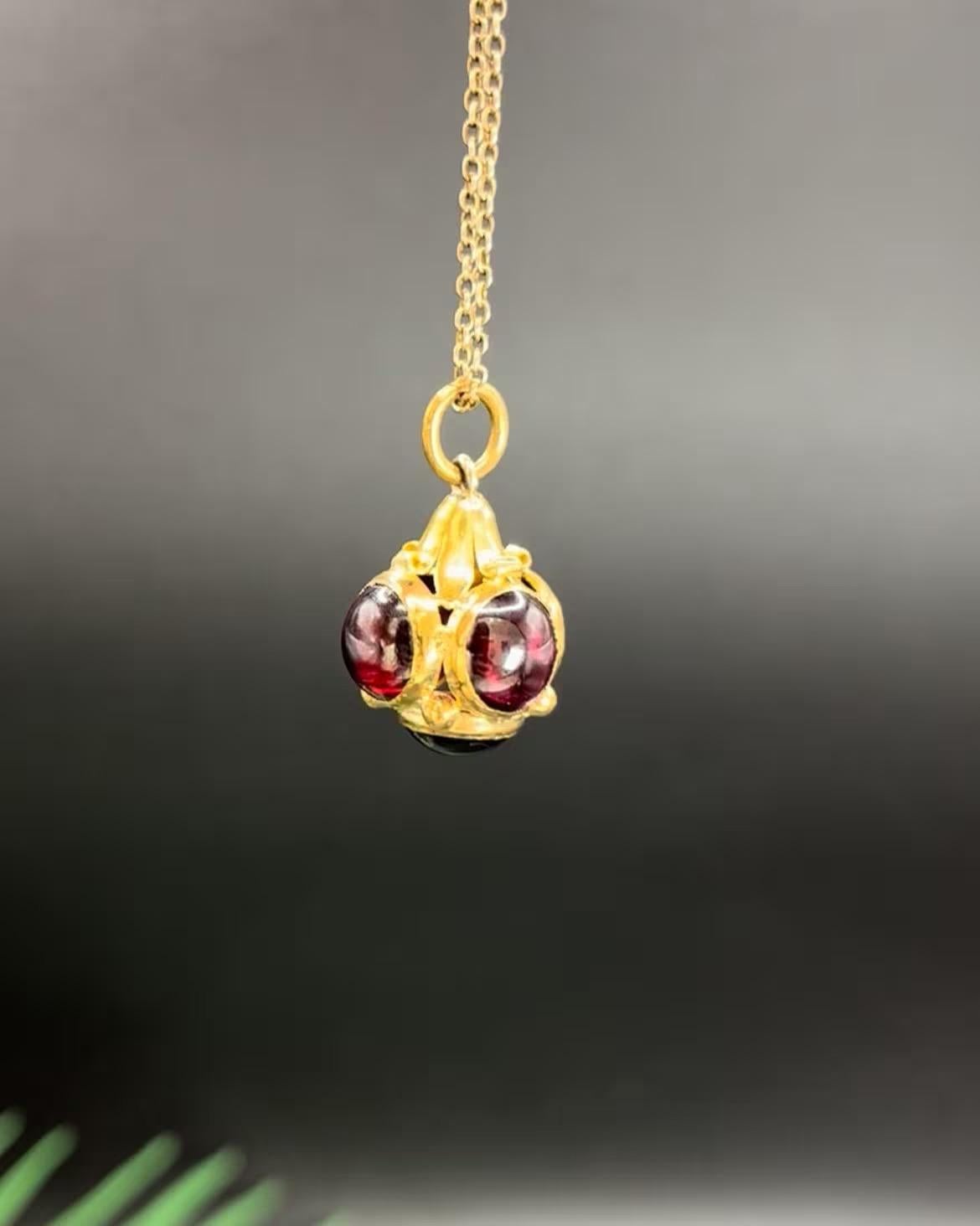 Antiguo Colgante Orbe de Granate Victoriano de Oro de 15 ct en venta 1