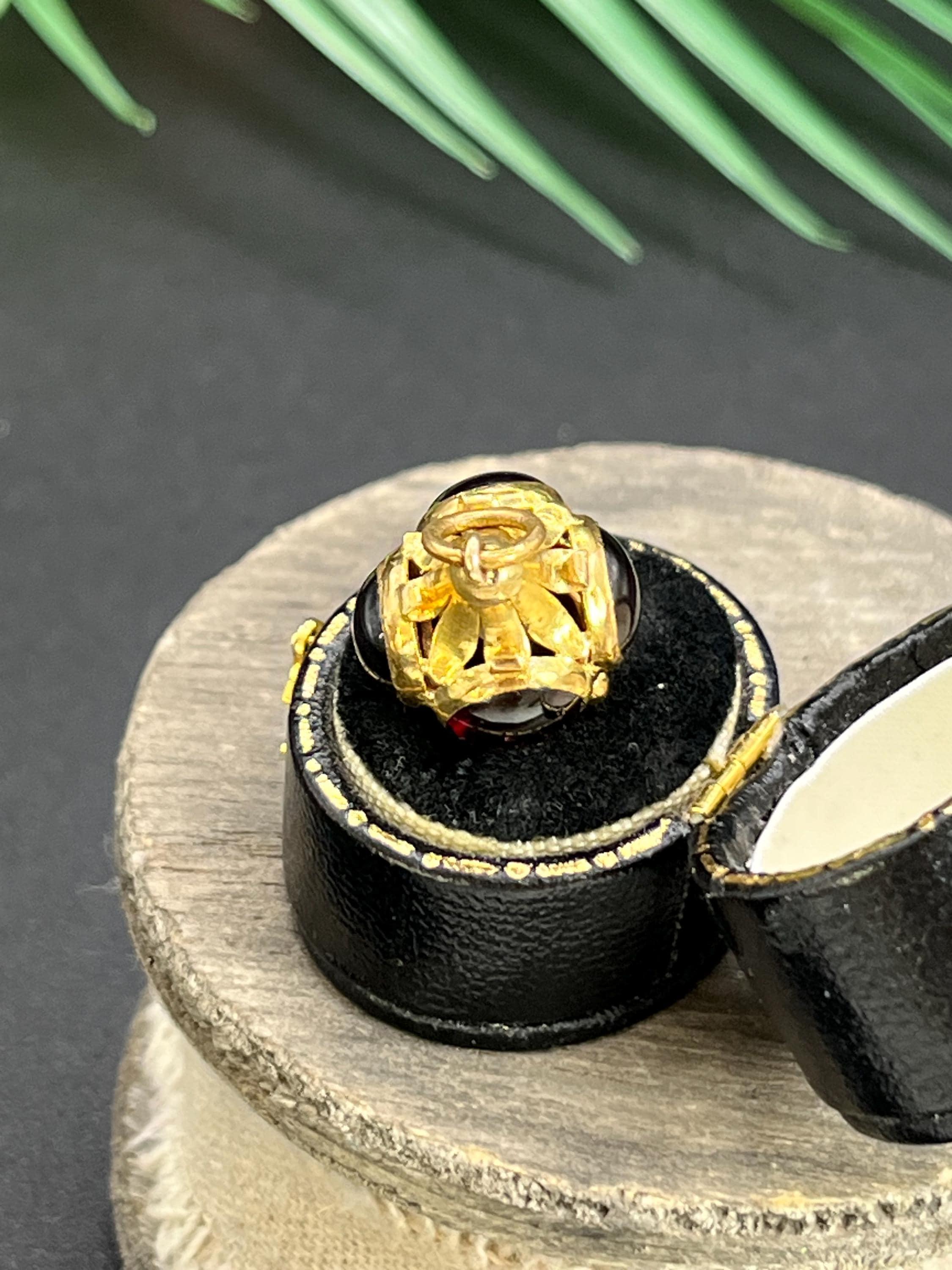 Antiguo Colgante Orbe de Granate Victoriano de Oro de 15 ct en venta 2