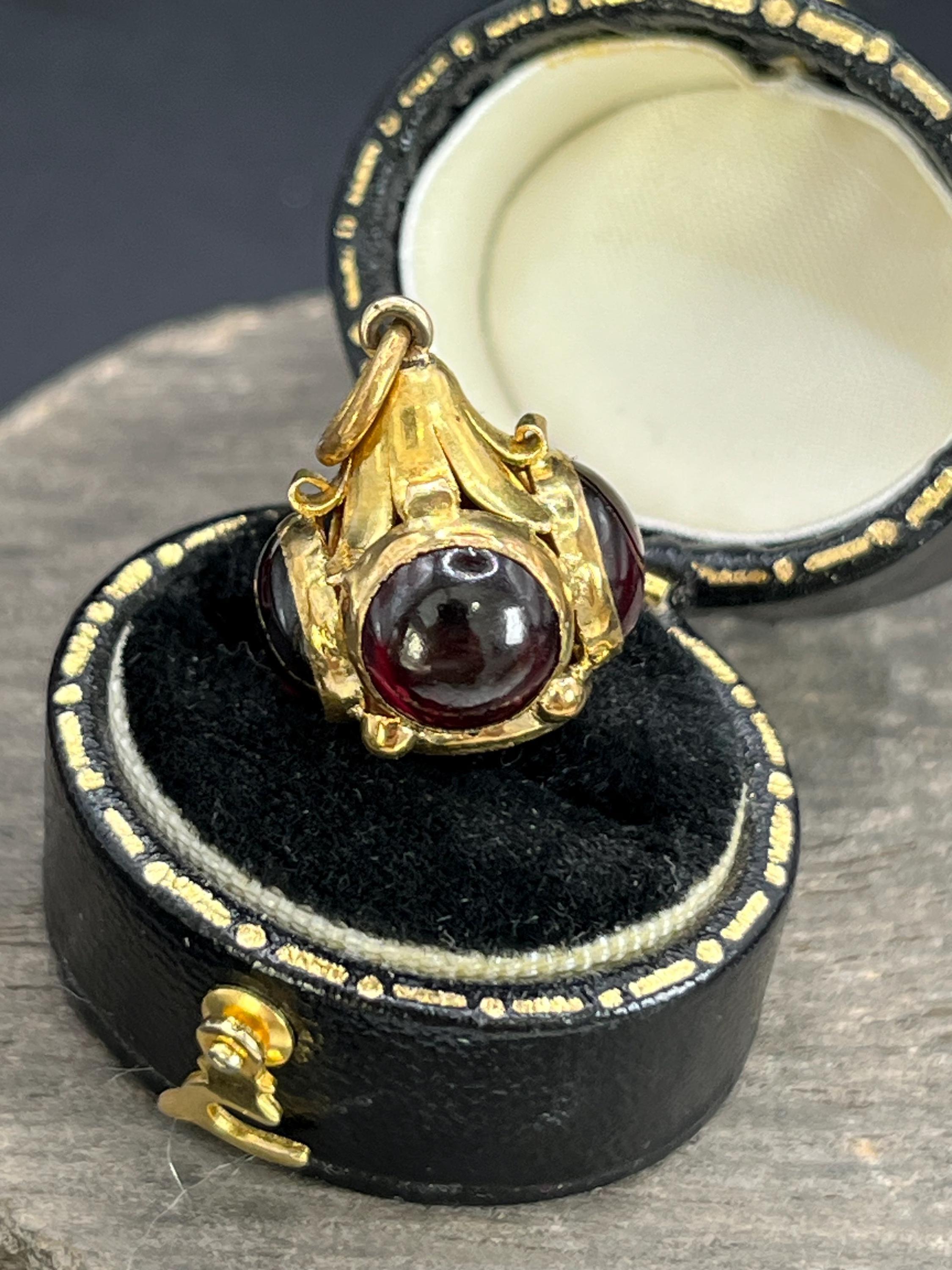 Antiguo Colgante Orbe de Granate Victoriano de Oro de 15 ct en venta 4