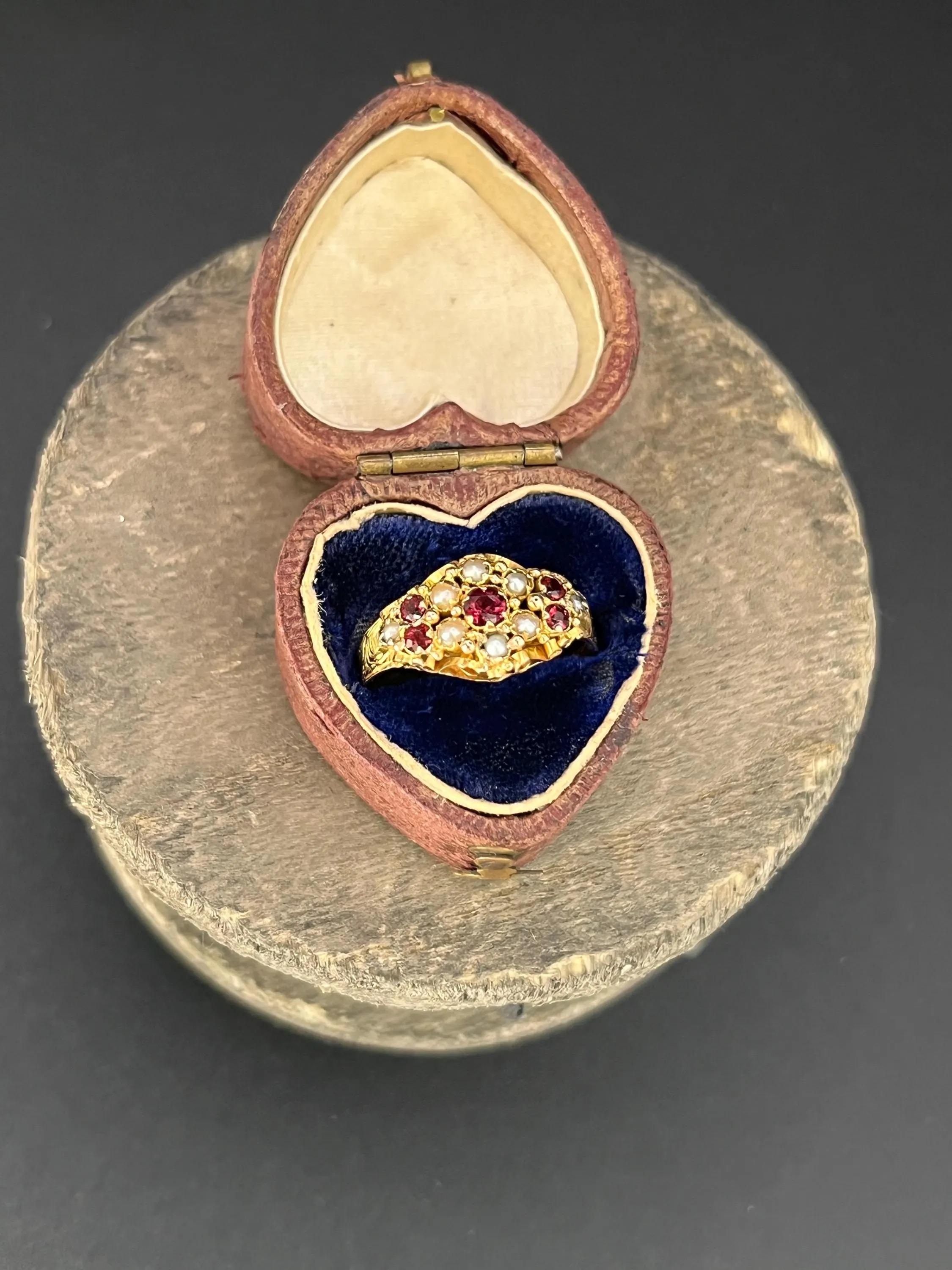 Bague victorienne ancienne en or 15ct, grenat et perles de rocaille avec épaulements gravés en vente 4