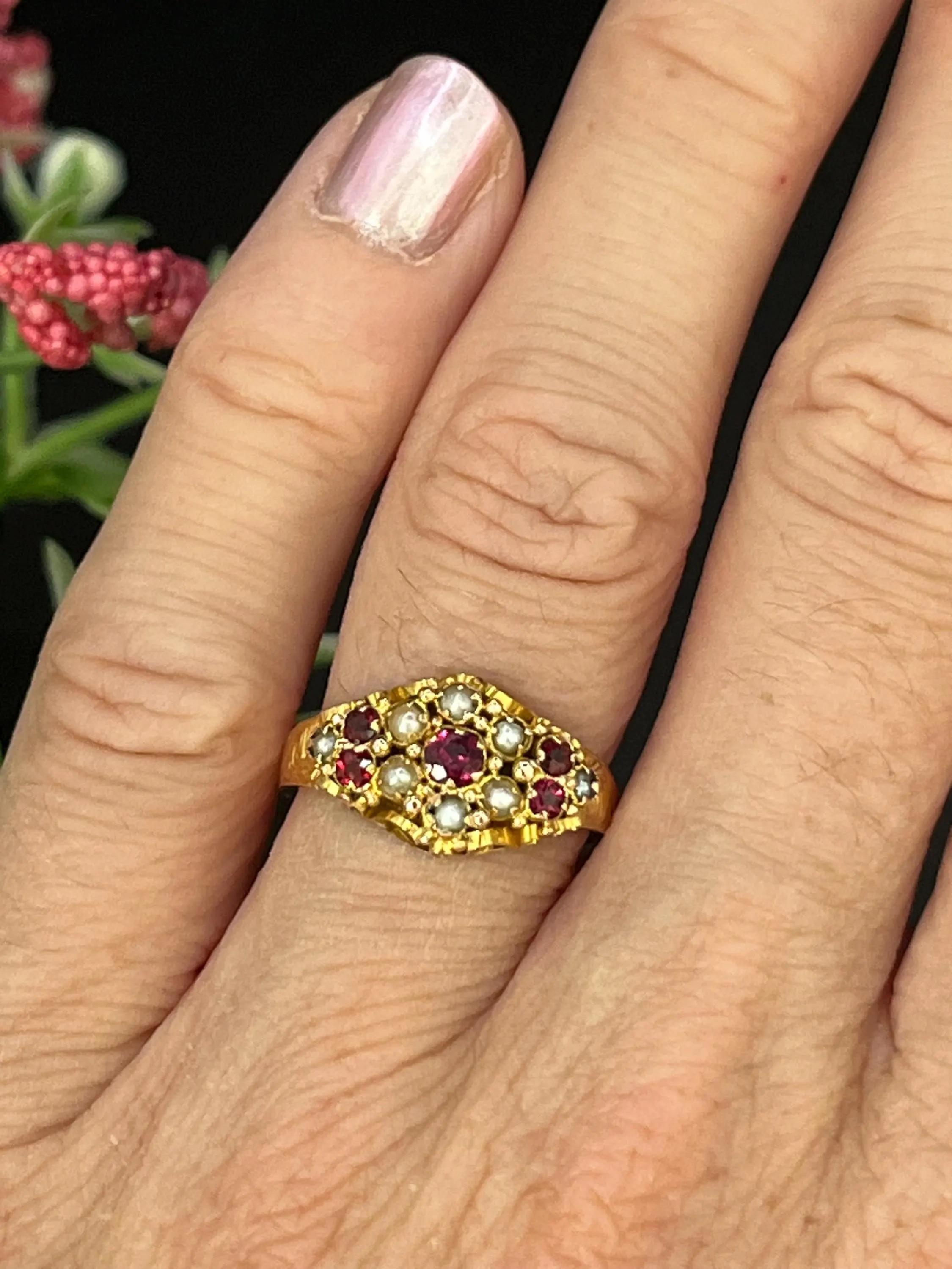 Bague victorienne ancienne en grenat et perles

Or 15 carats 

Circa 1880

Exemple radieux de la sentimentalité de la fin de l'époque victorienne, cette bague en or jaune 15 ct présente un arrangement captivant de grenats d'un rouge profond et de