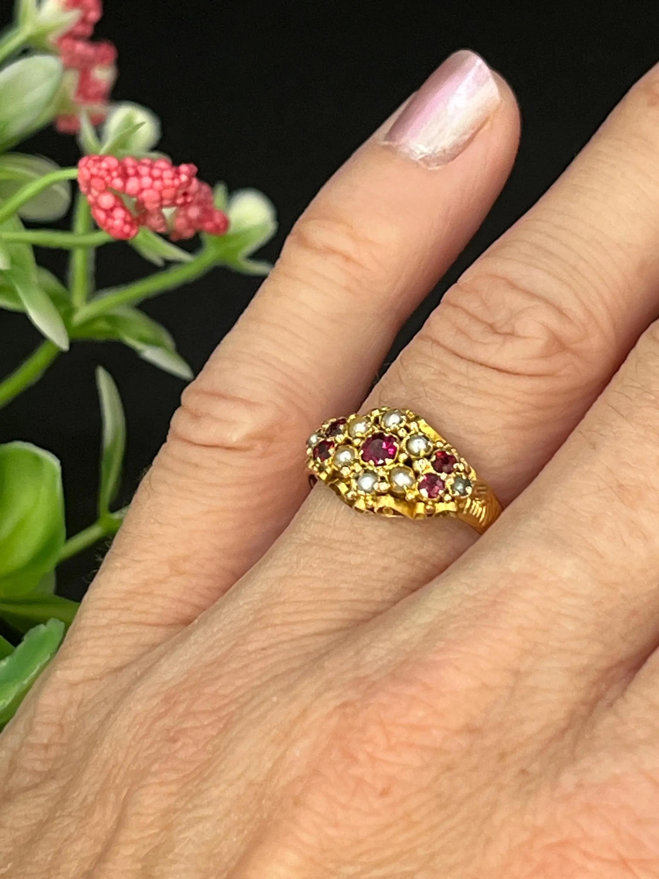 Taille ronde Bague victorienne ancienne en or 15ct, grenat et perles de rocaille avec épaulements gravés en vente