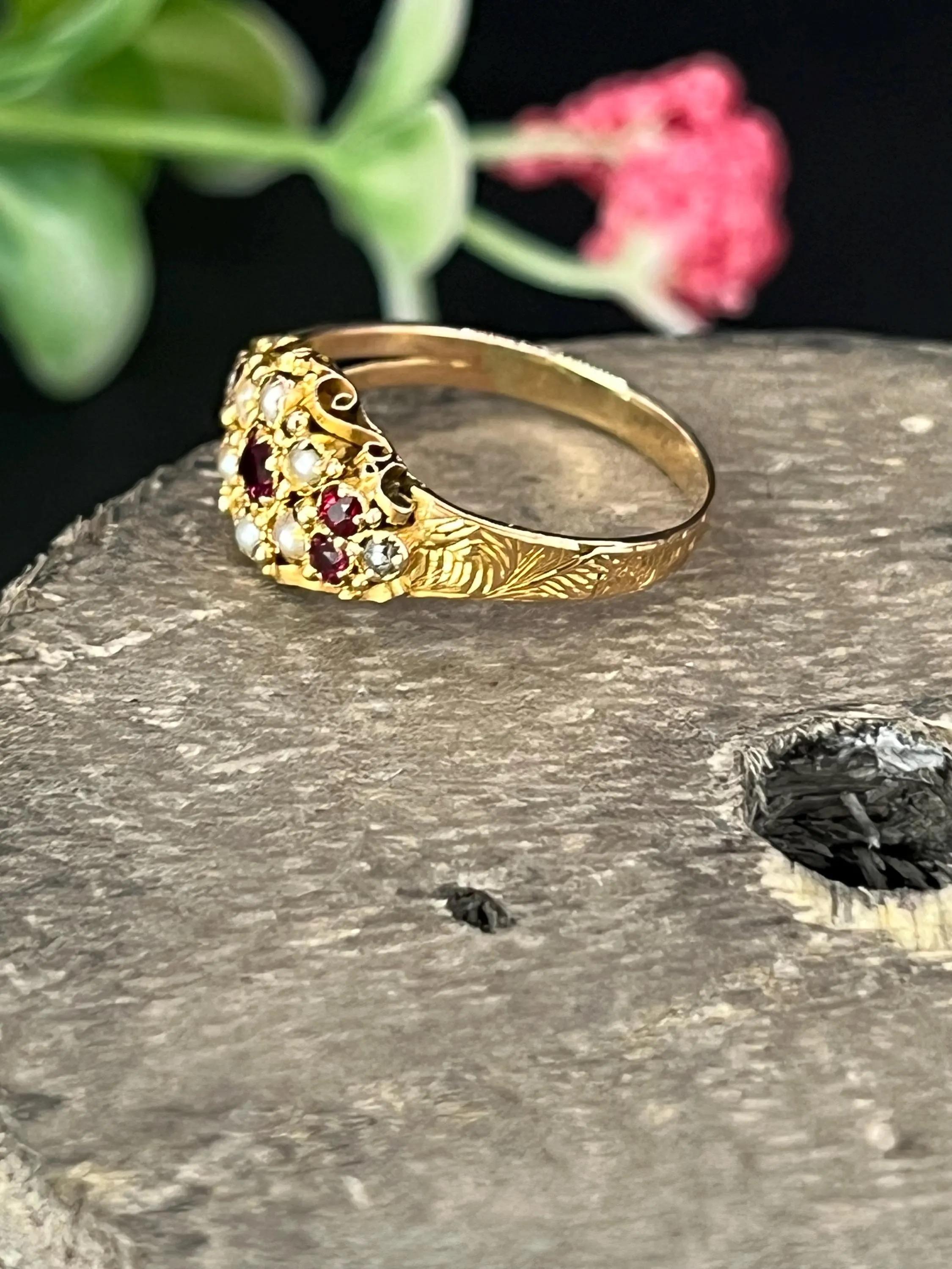 Bague victorienne ancienne en or 15ct, grenat et perles de rocaille avec épaulements gravés Bon état - En vente à Brighton, GB
