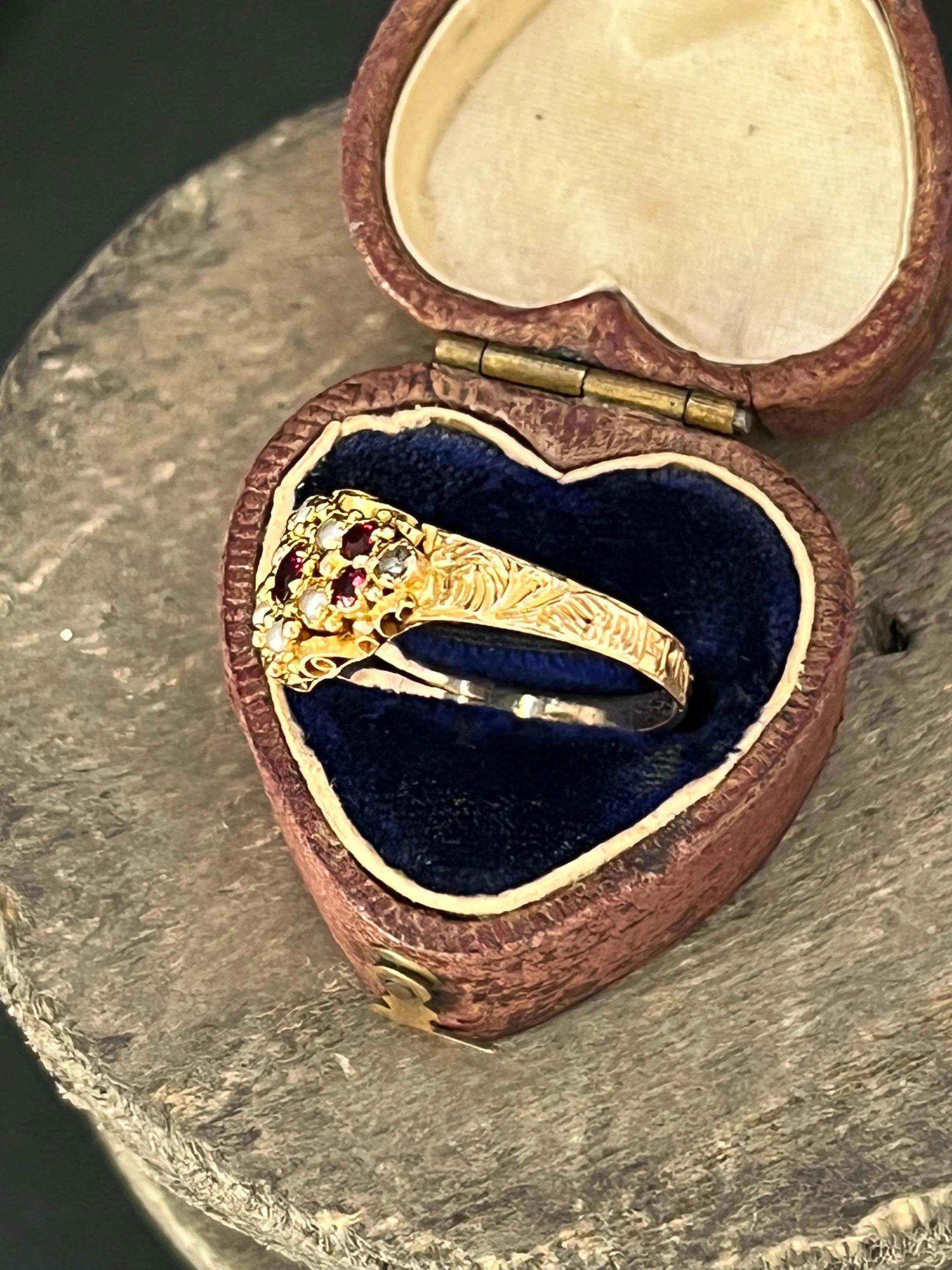 Bague victorienne ancienne en or 15ct, grenat et perles de rocaille avec épaulements gravés Unisexe en vente