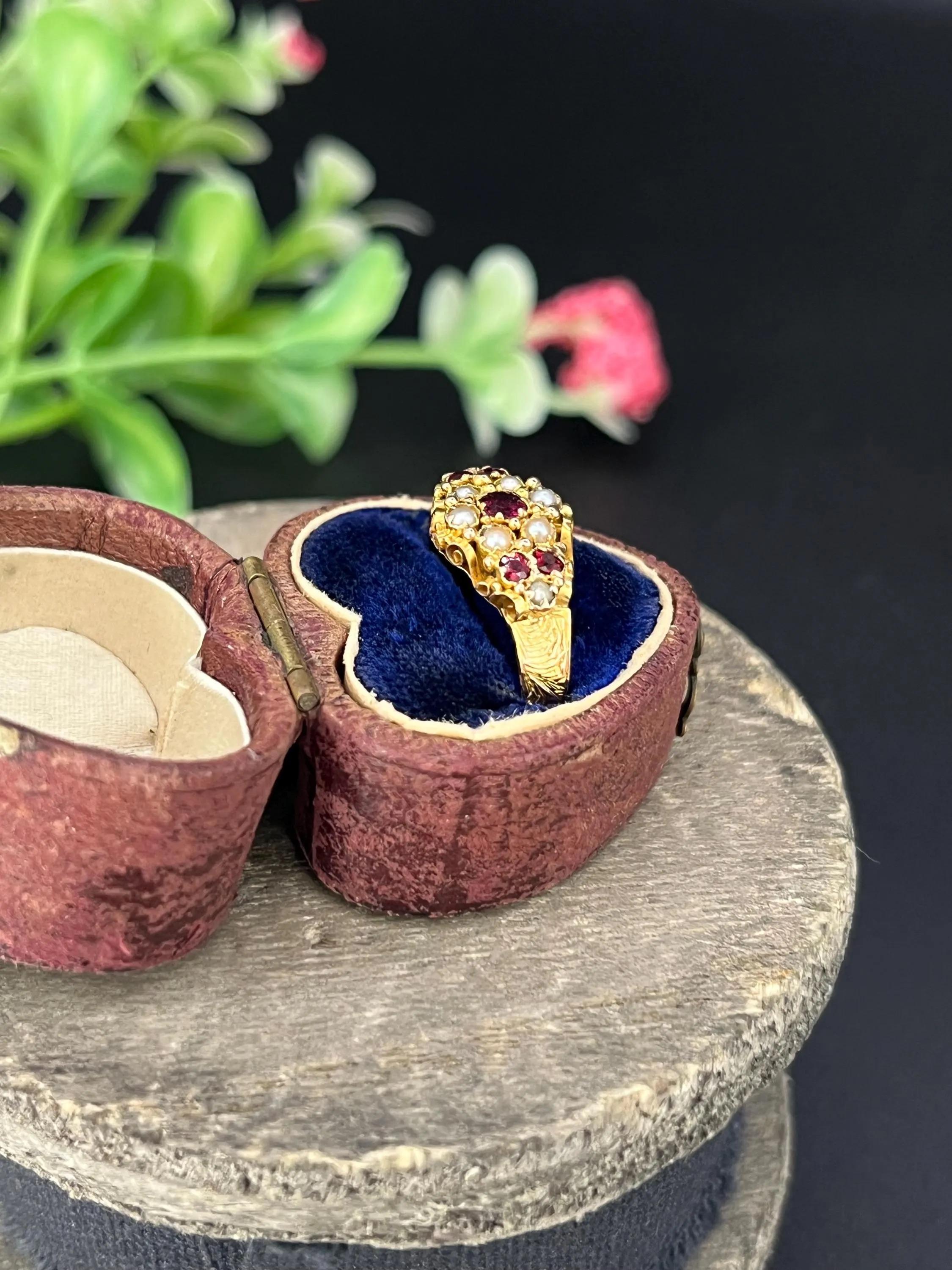 Bague victorienne ancienne en or 15ct, grenat et perles de rocaille avec épaulements gravés en vente 1