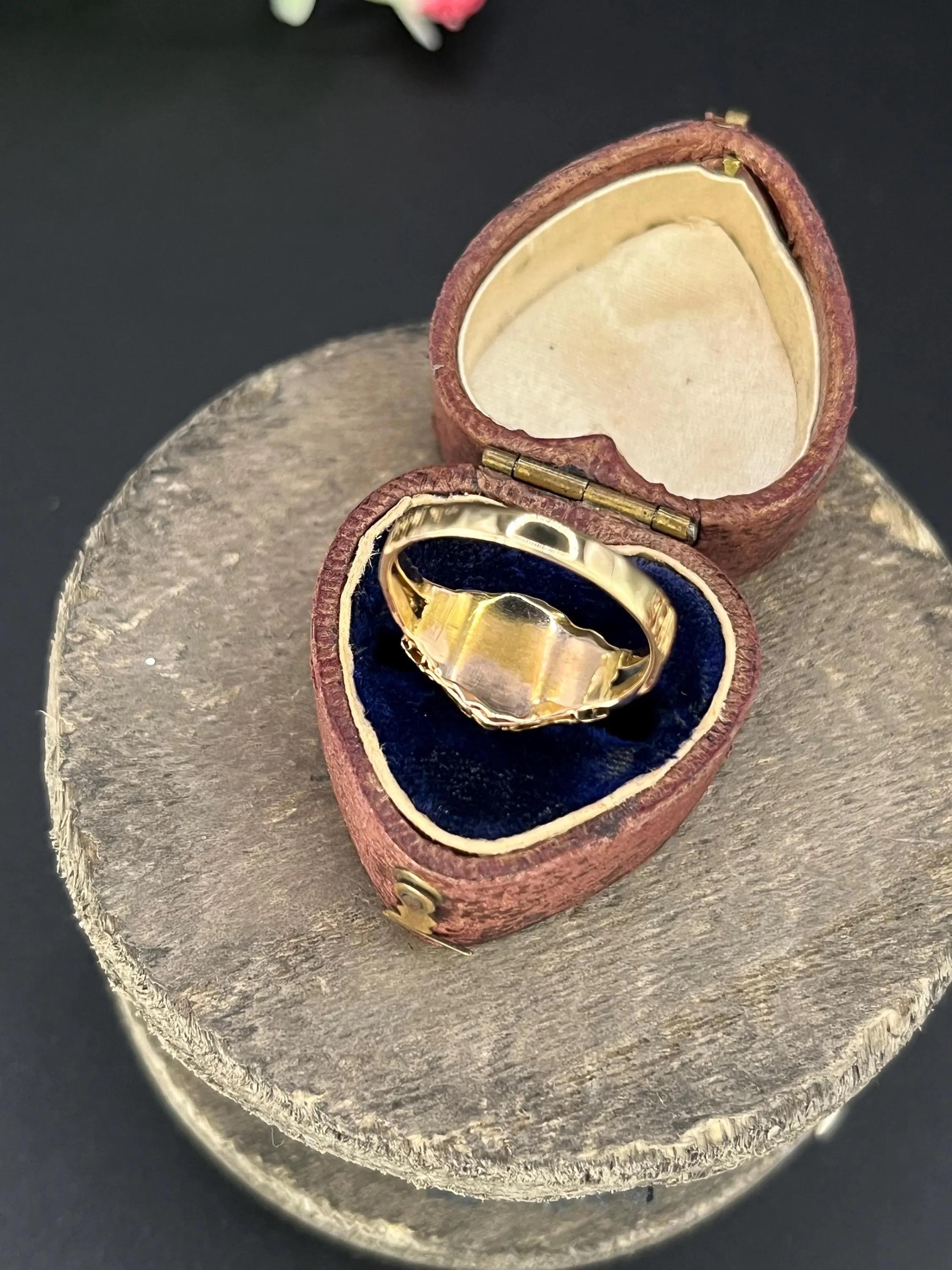 Bague victorienne ancienne en or 15ct, grenat et perles de rocaille avec épaulements gravés en vente 2