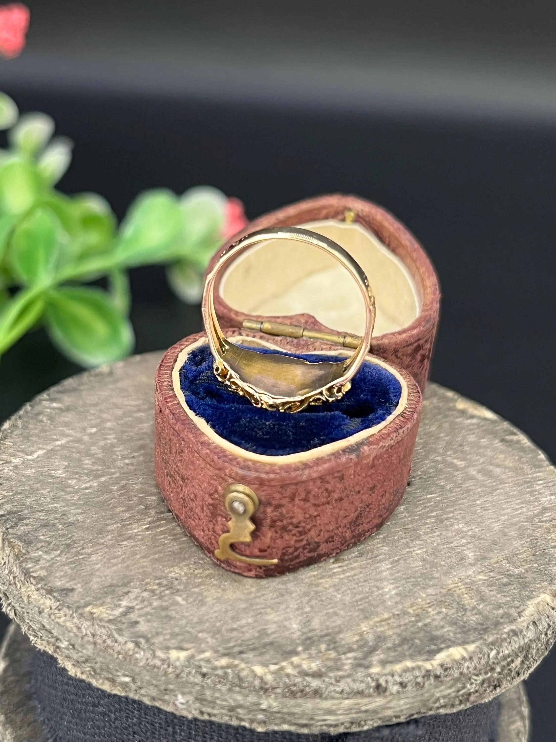 Bague victorienne ancienne en or 15ct, grenat et perles de rocaille avec épaulements gravés en vente 3