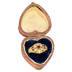 Bague victorienne ancienne en or 15ct, grenat et perles de rocaille avec épaulements gravés