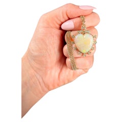 Pendentif victorien ancien en or 15 carats avec grande opale et diamant en forme de cœur