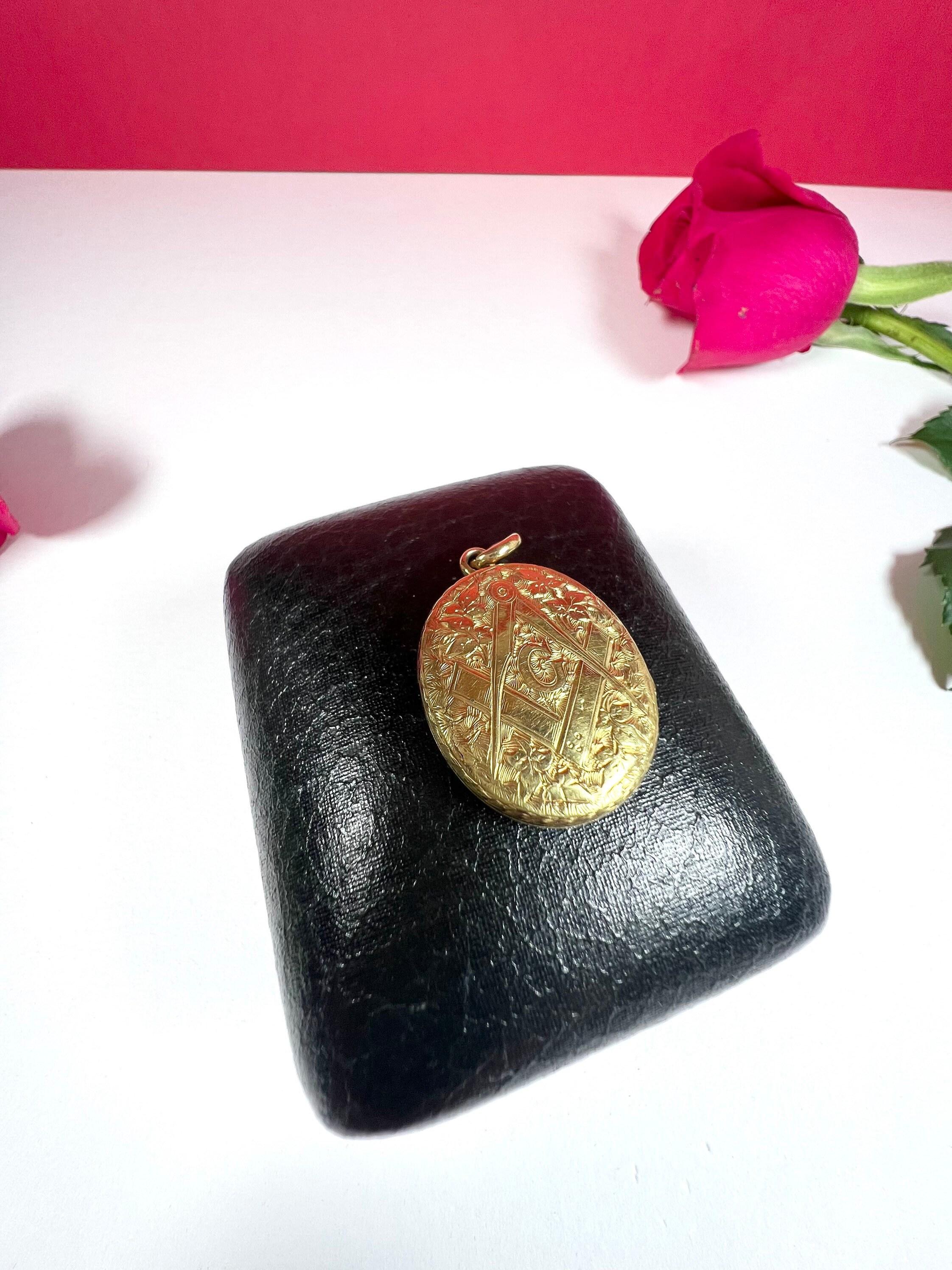 Antique 15ct Gold Victorian Masonic Oval Locket In Good Condition For Sale In Brighton, GB
