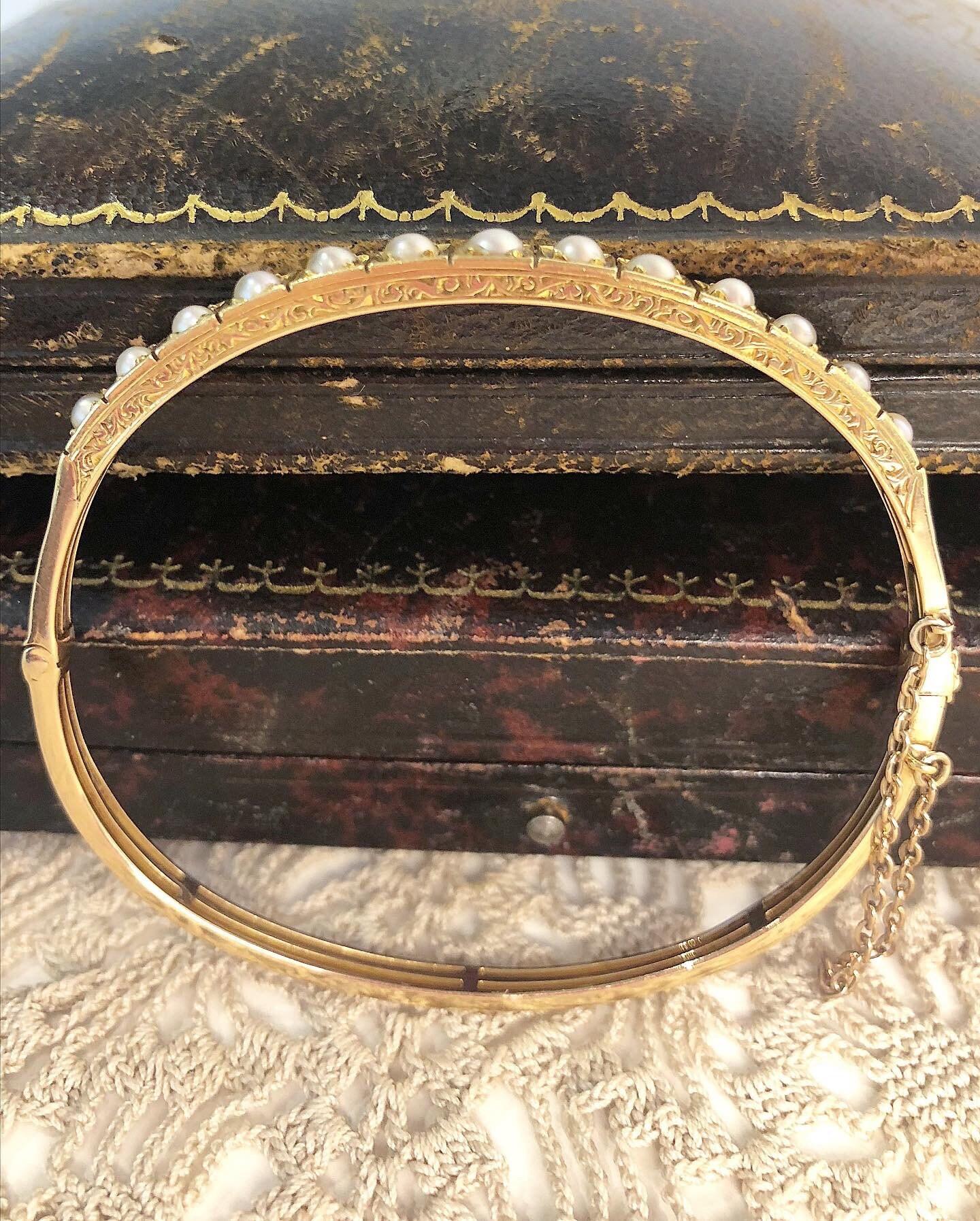 Antique 15ct Gold Victorian Pearl Bangle In Good Condition For Sale In Brighton, GB