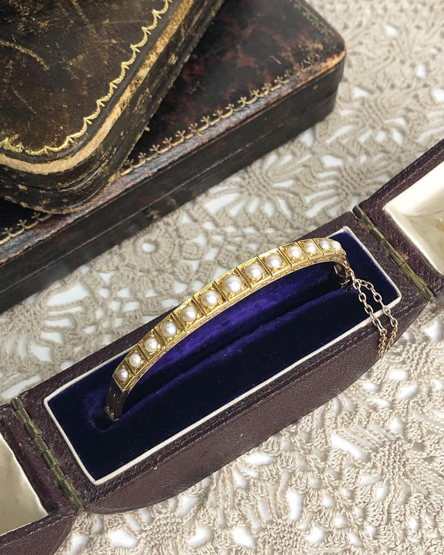 Antiker viktorianischer Perlenarmreif aus 15 Karat Gold im Angebot 1