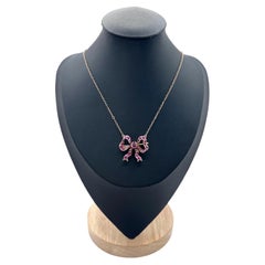 Collar o broche victoriano antiguo de oro de 15 quilates con un rubí en forma de lazo