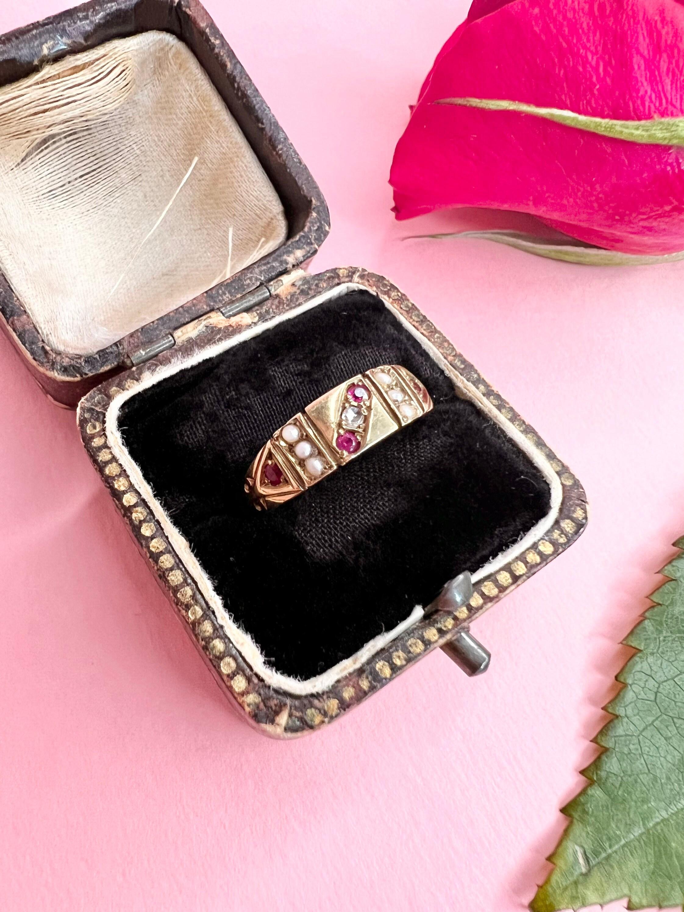 Bague victorienne ancienne en or 15 carats, rubis, diamants et perles Unisexe en vente